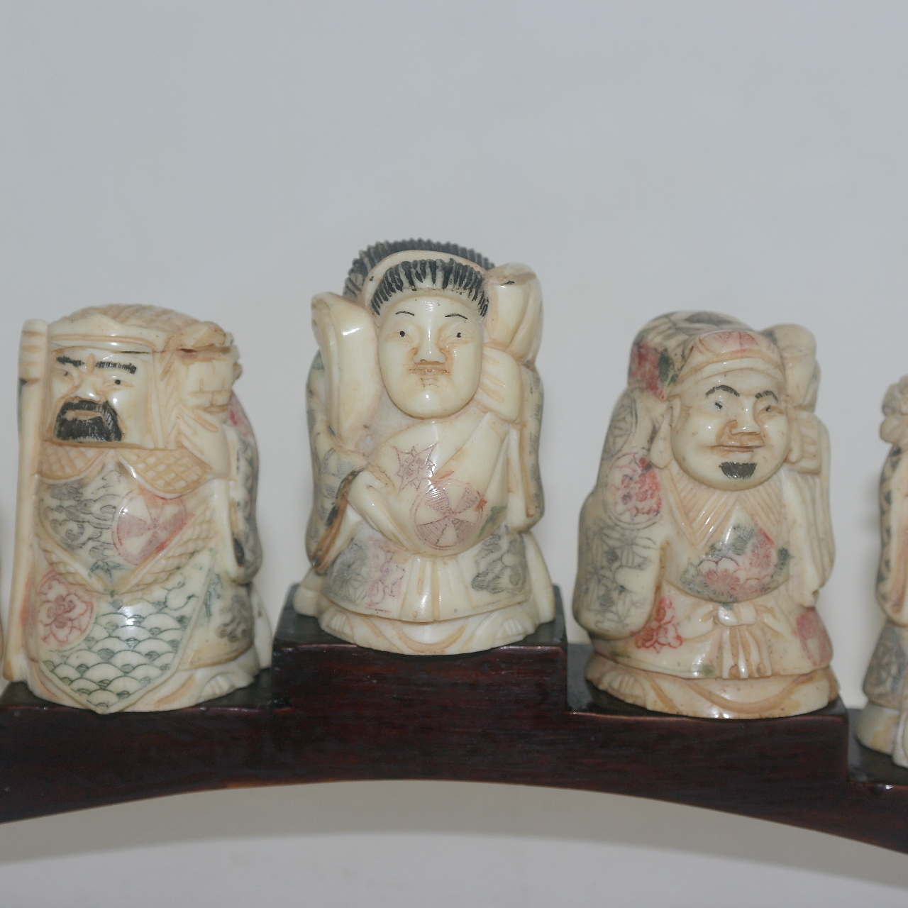 상아로된 칠복신 조각상