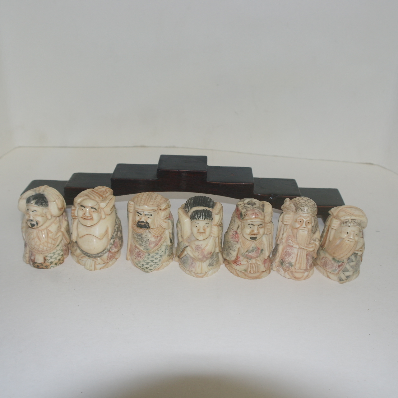 상아로된 칠복신 조각상