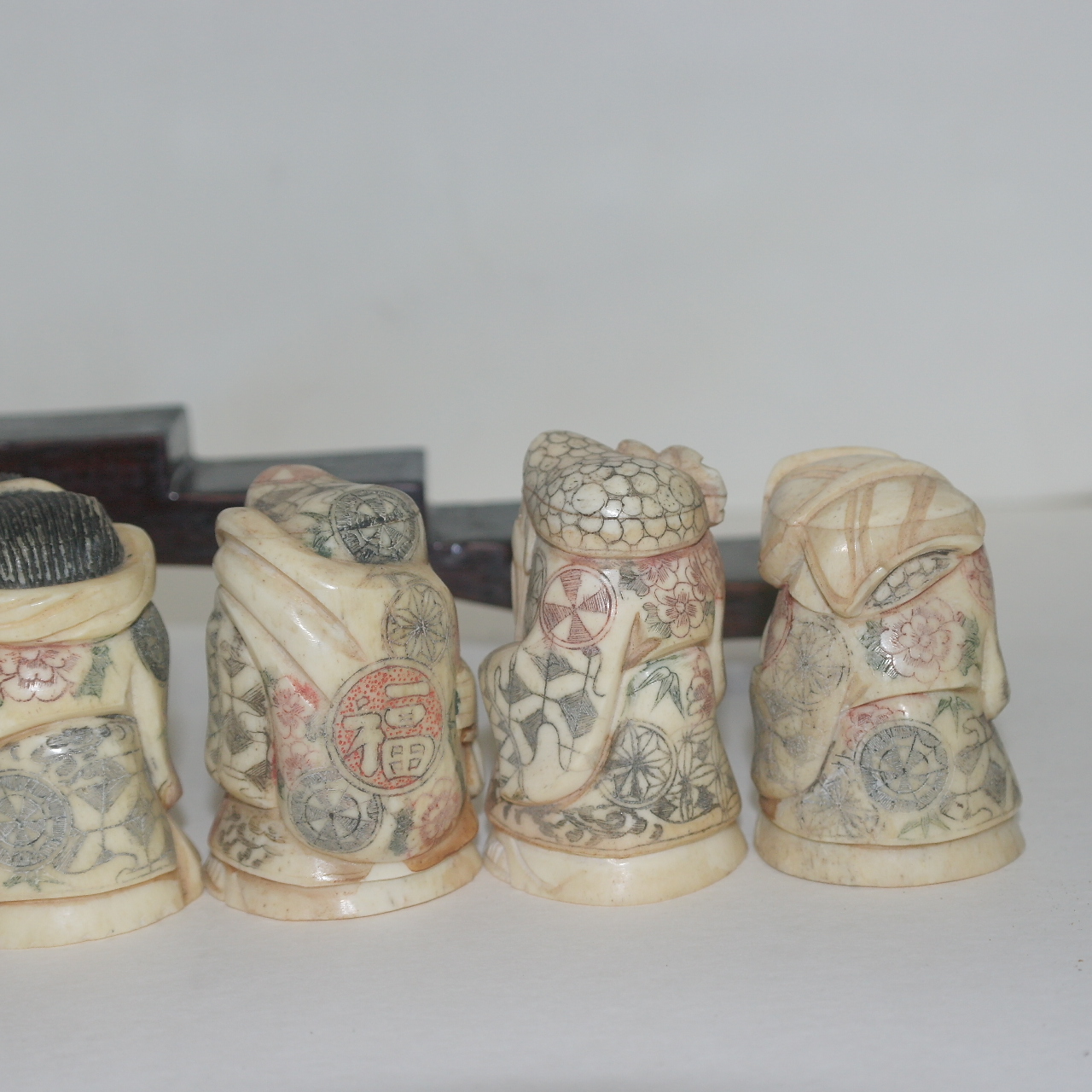 상아로된 칠복신 조각상