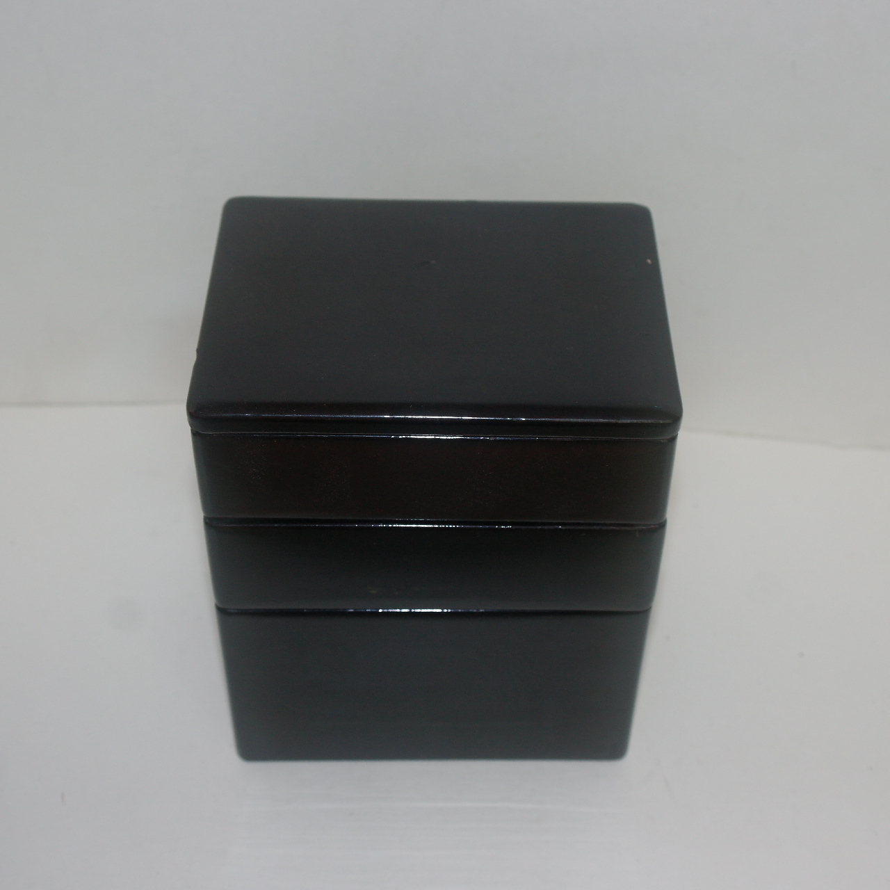 연대가좋은 나무에 옷칠이된 삼단합