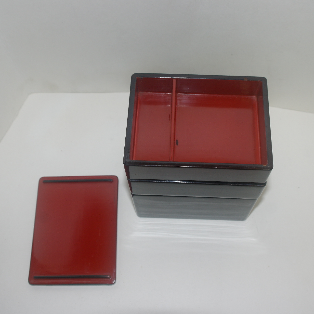 연대가좋은 나무에 옷칠이된 삼단합