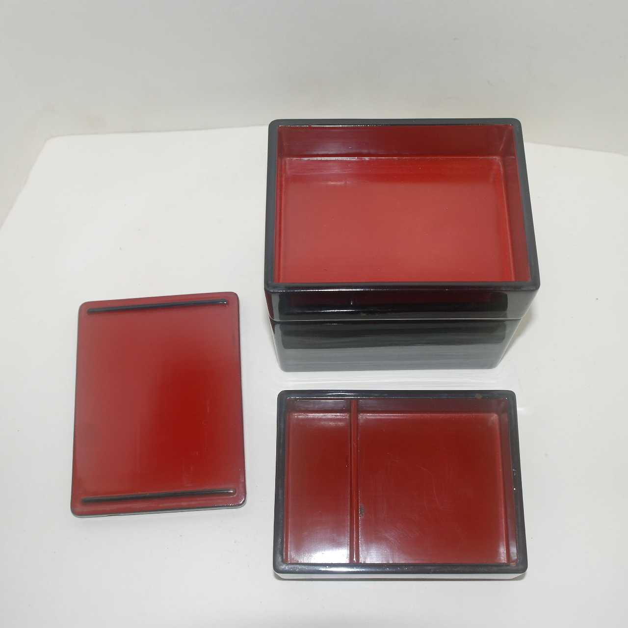 연대가좋은 나무에 옷칠이된 삼단합