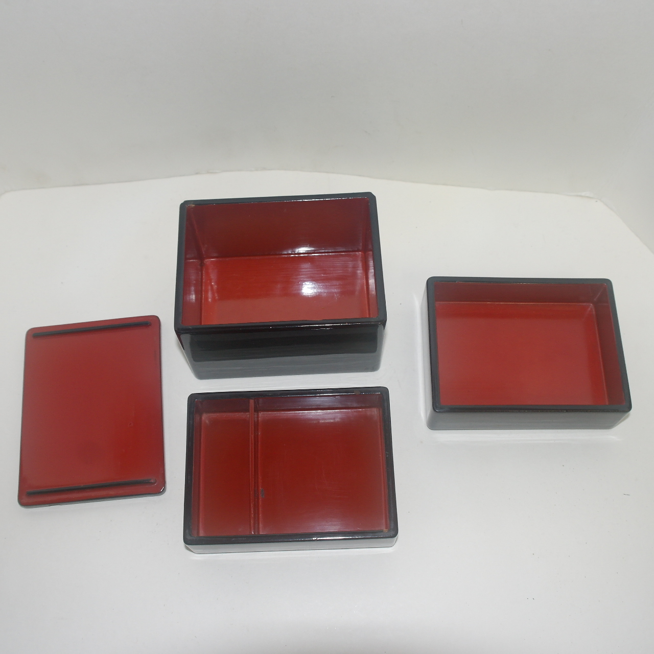 연대가좋은 나무에 옷칠이된 삼단합