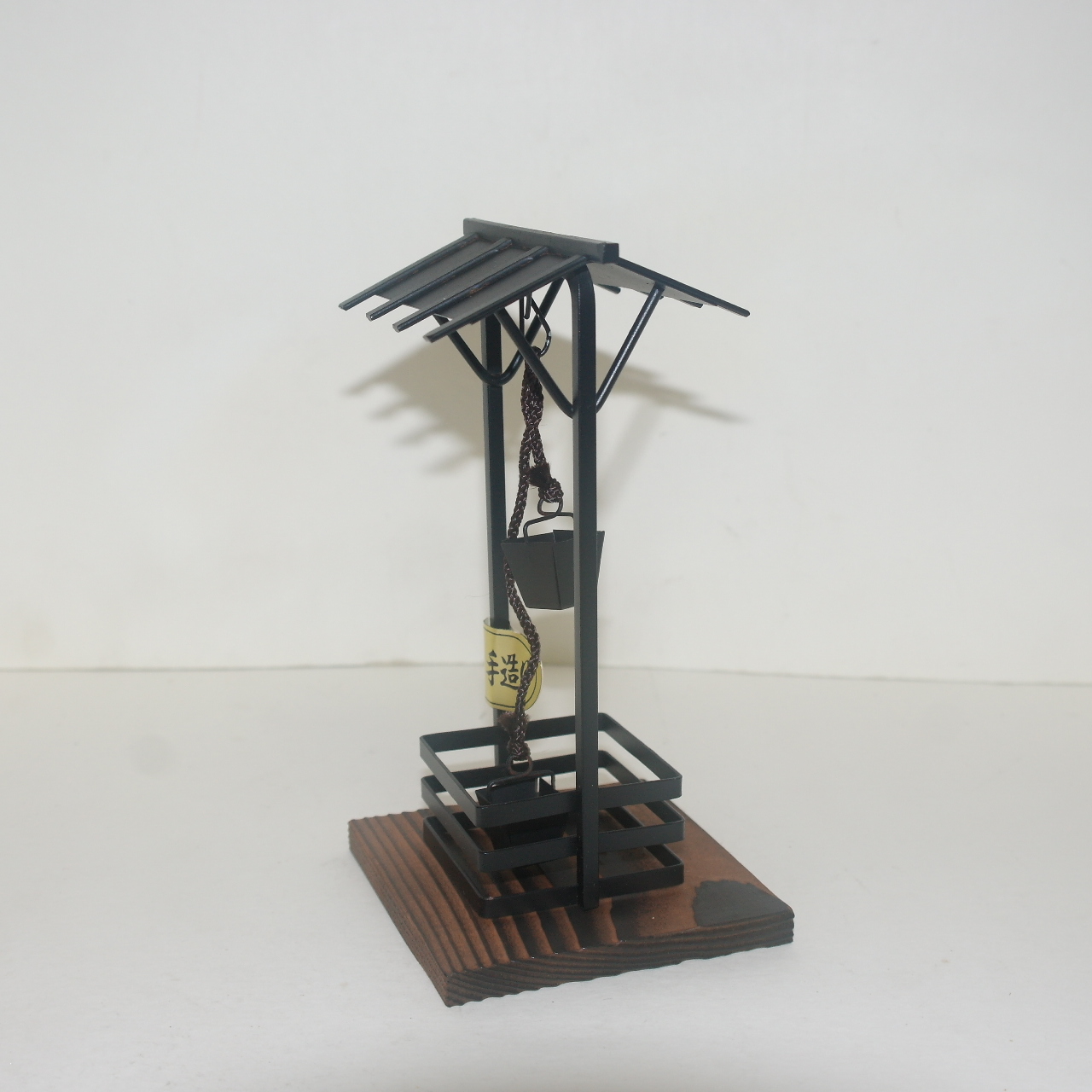 금속재질로된 우물가 조각상