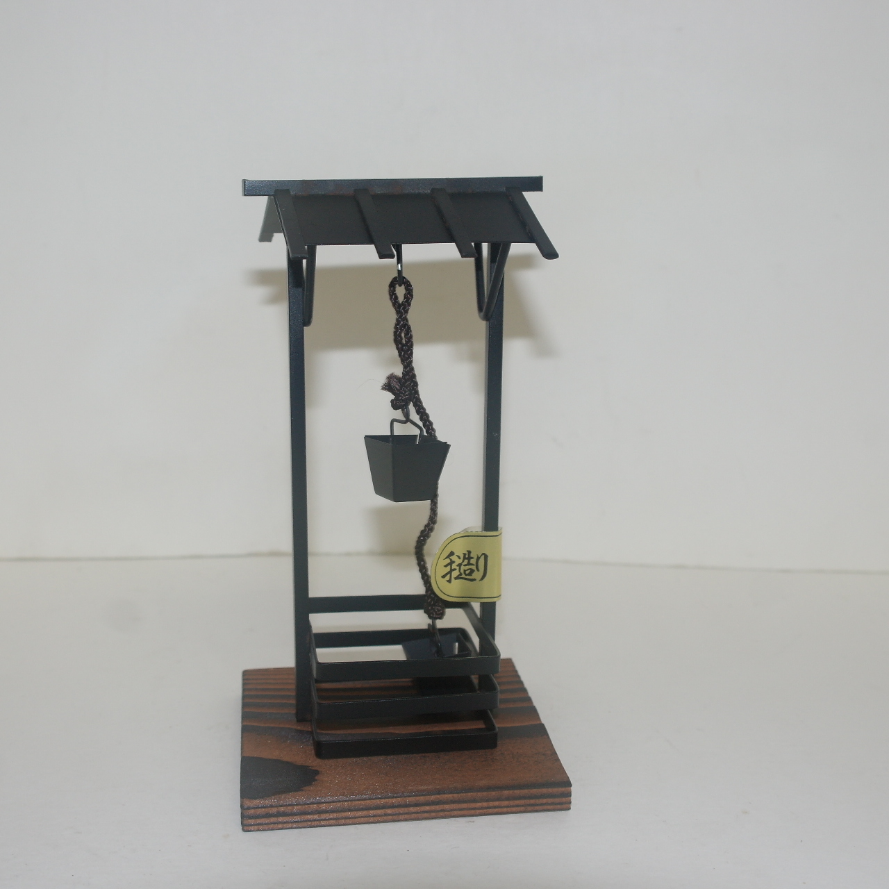 금속재질로된 우물가 조각상