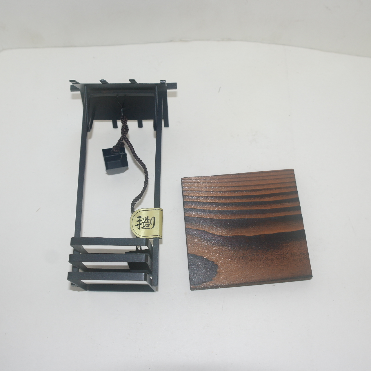 금속재질로된 우물가 조각상