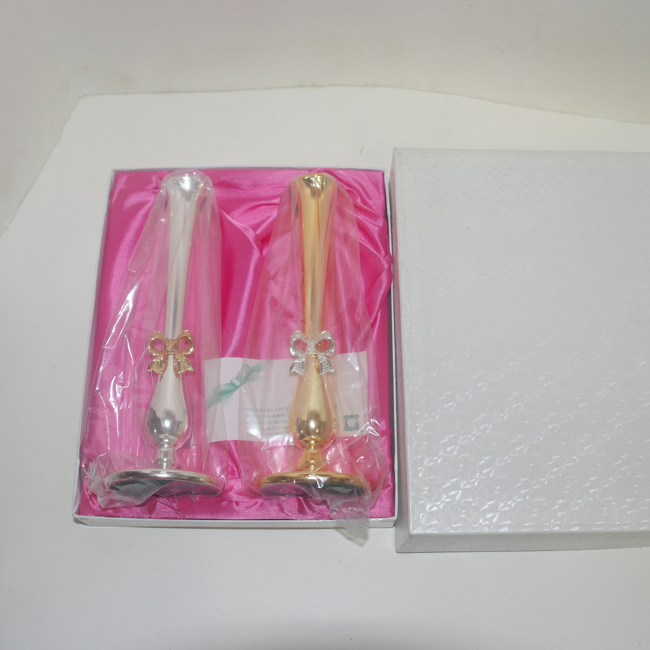 묵직한 금속재질에 금은채된 한송이 화병 2점