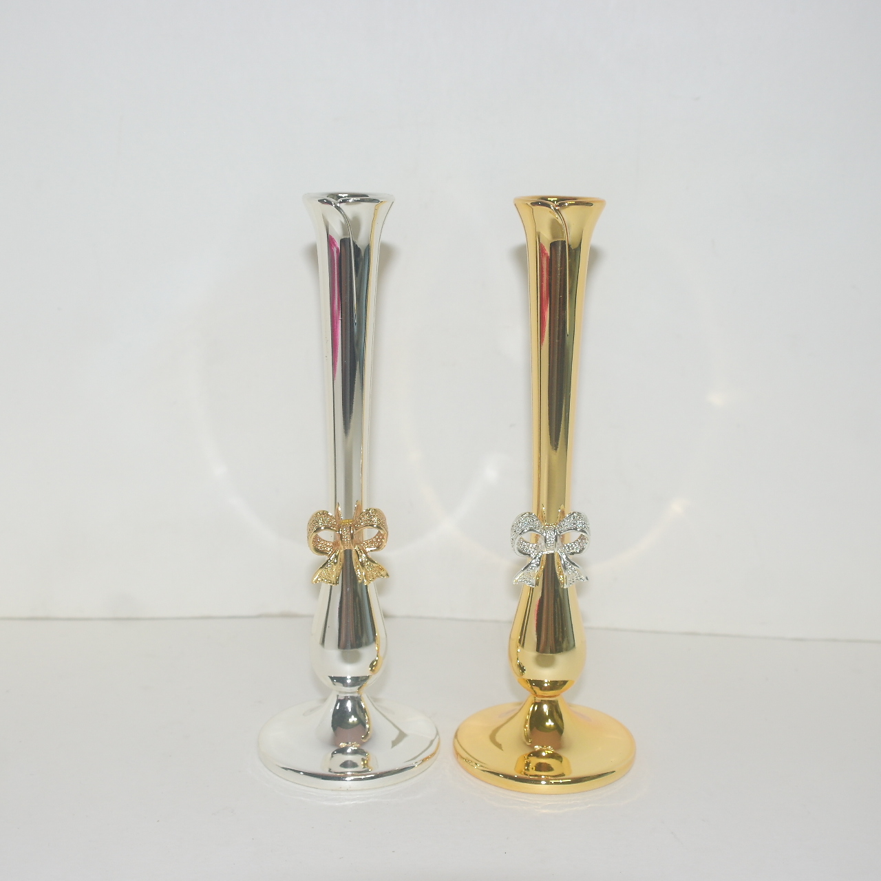 묵직한 금속재질에 금은채된 한송이 화병 2점