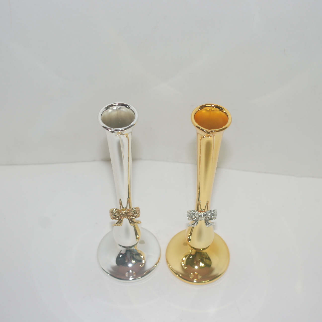 묵직한 금속재질에 금은채된 한송이 화병 2점