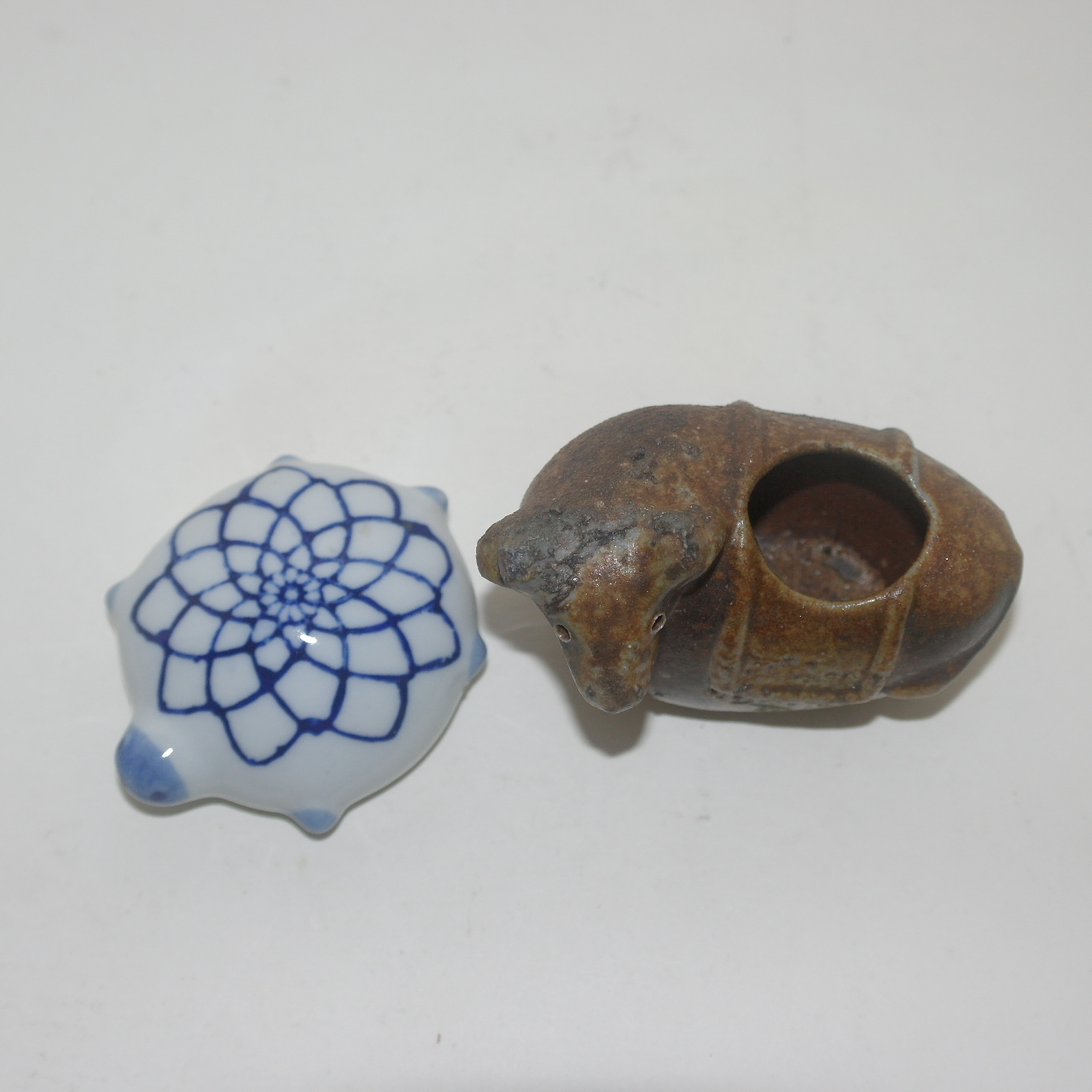 청화백자 거북모양도자기와 시가라끼청자 황소