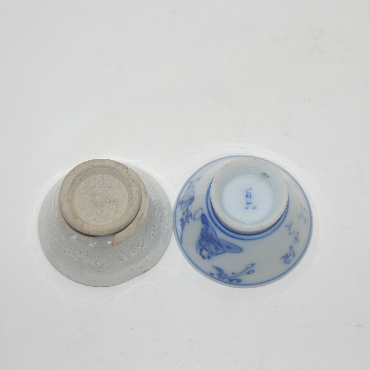 연대가좋은 분청자화문잔 과 청화백자 화문잔