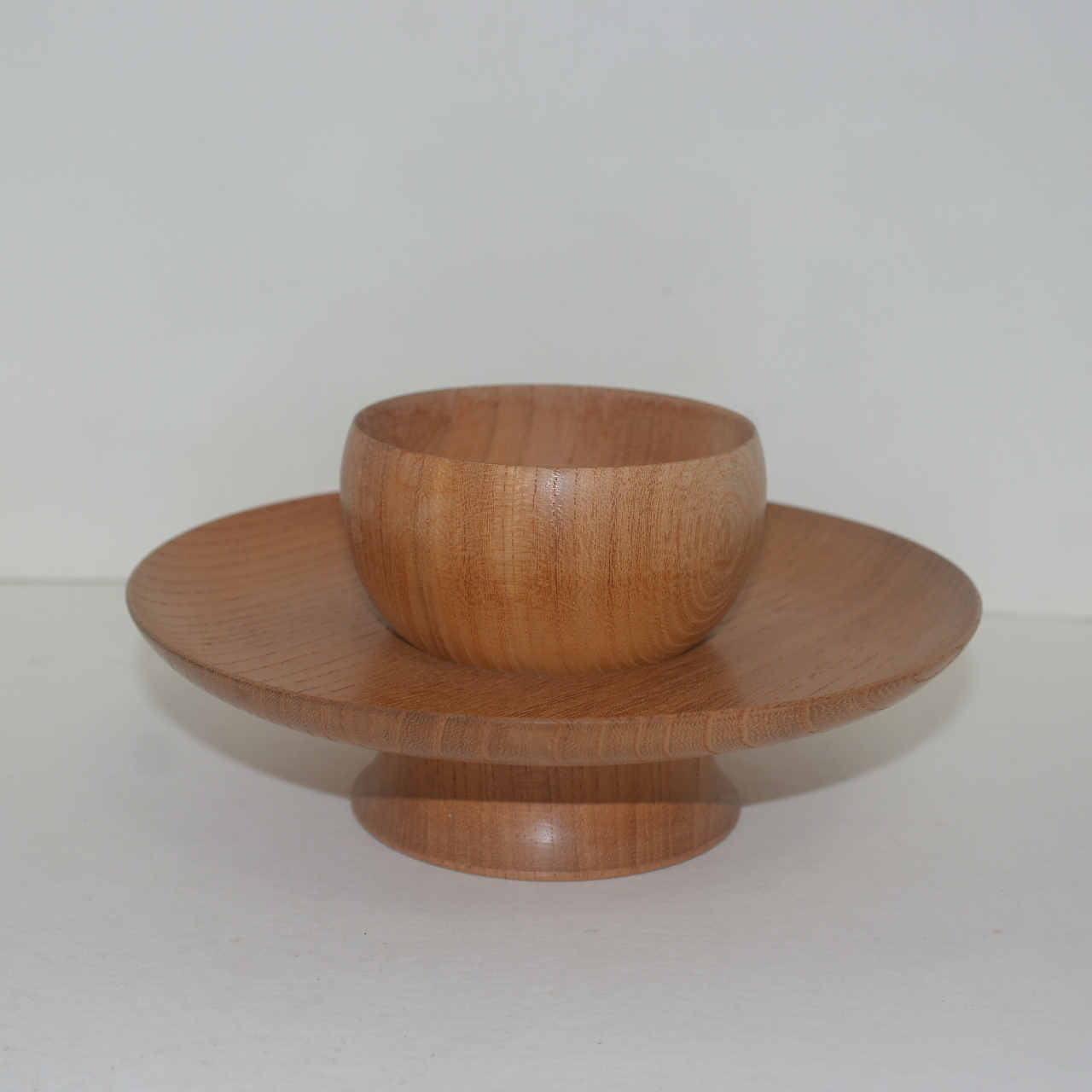 원목나무에 결이 좋은 잔받침대