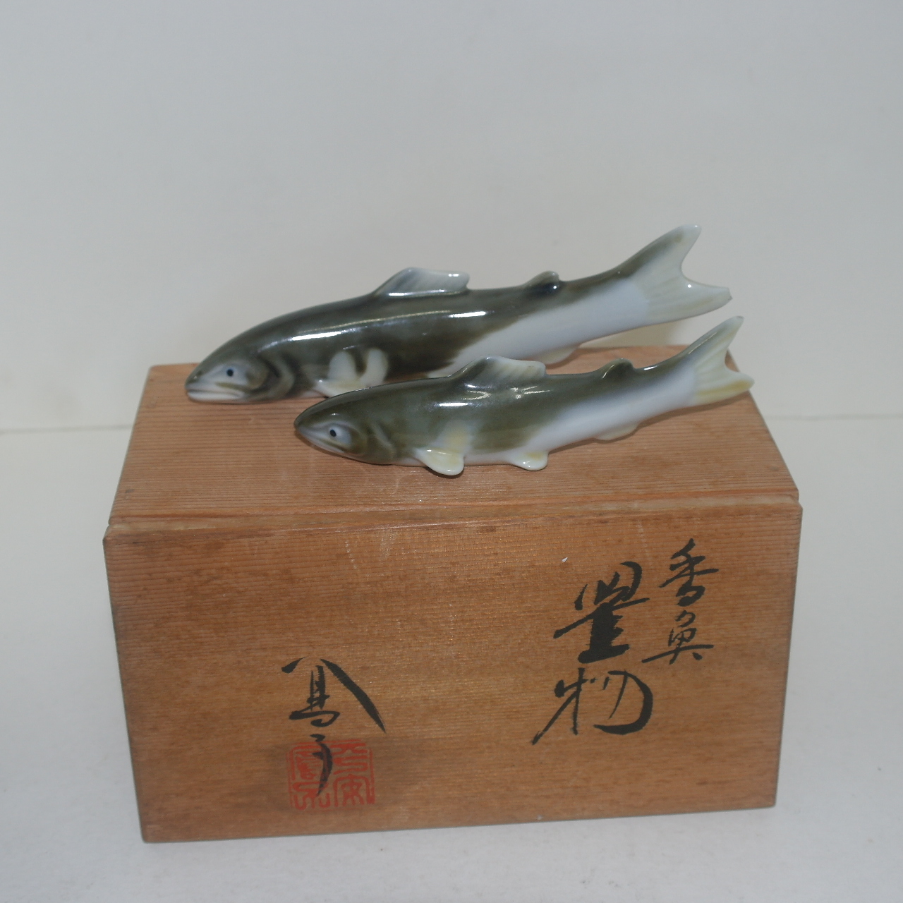 작가의 작품인 철화백자 도자기 물고기 조각상
