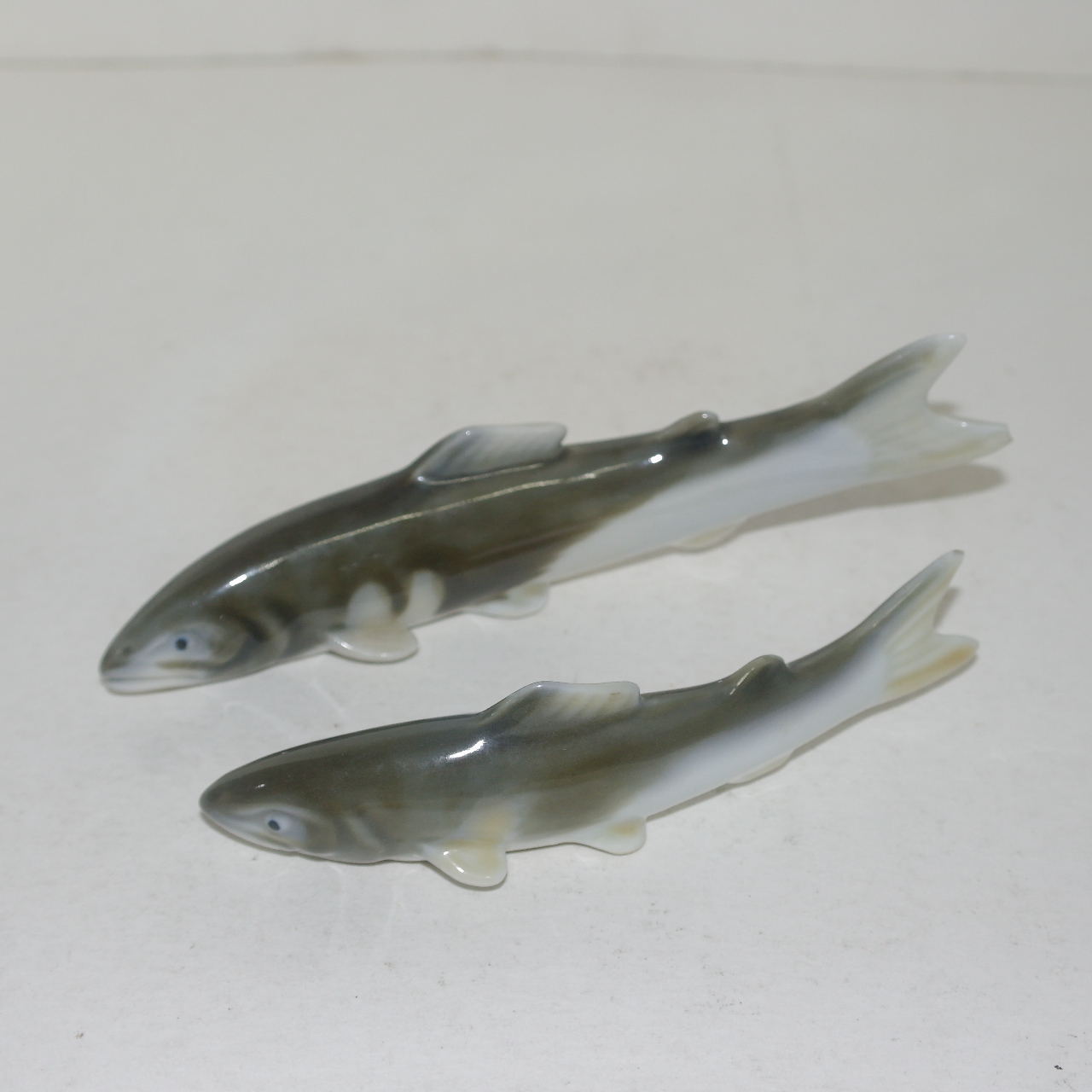 작가의 작품인 철화백자 도자기 물고기 조각상