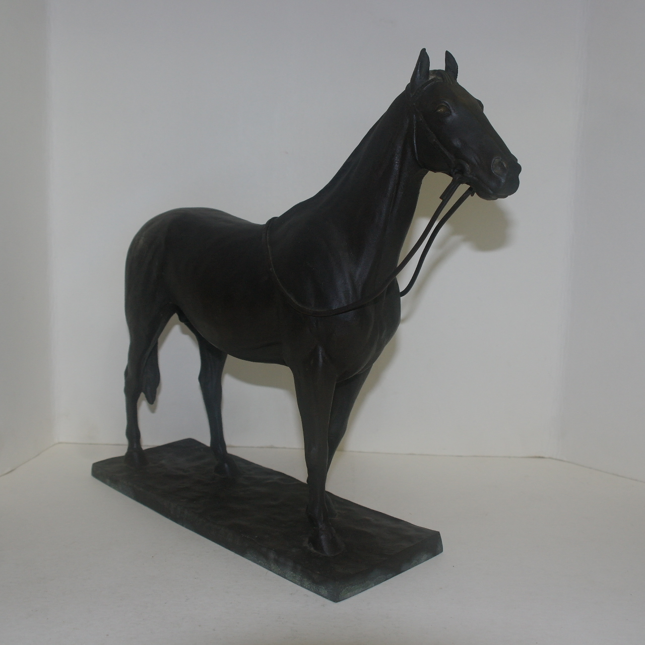 작가의 수결이 있는 청동브론즈 말 조각상