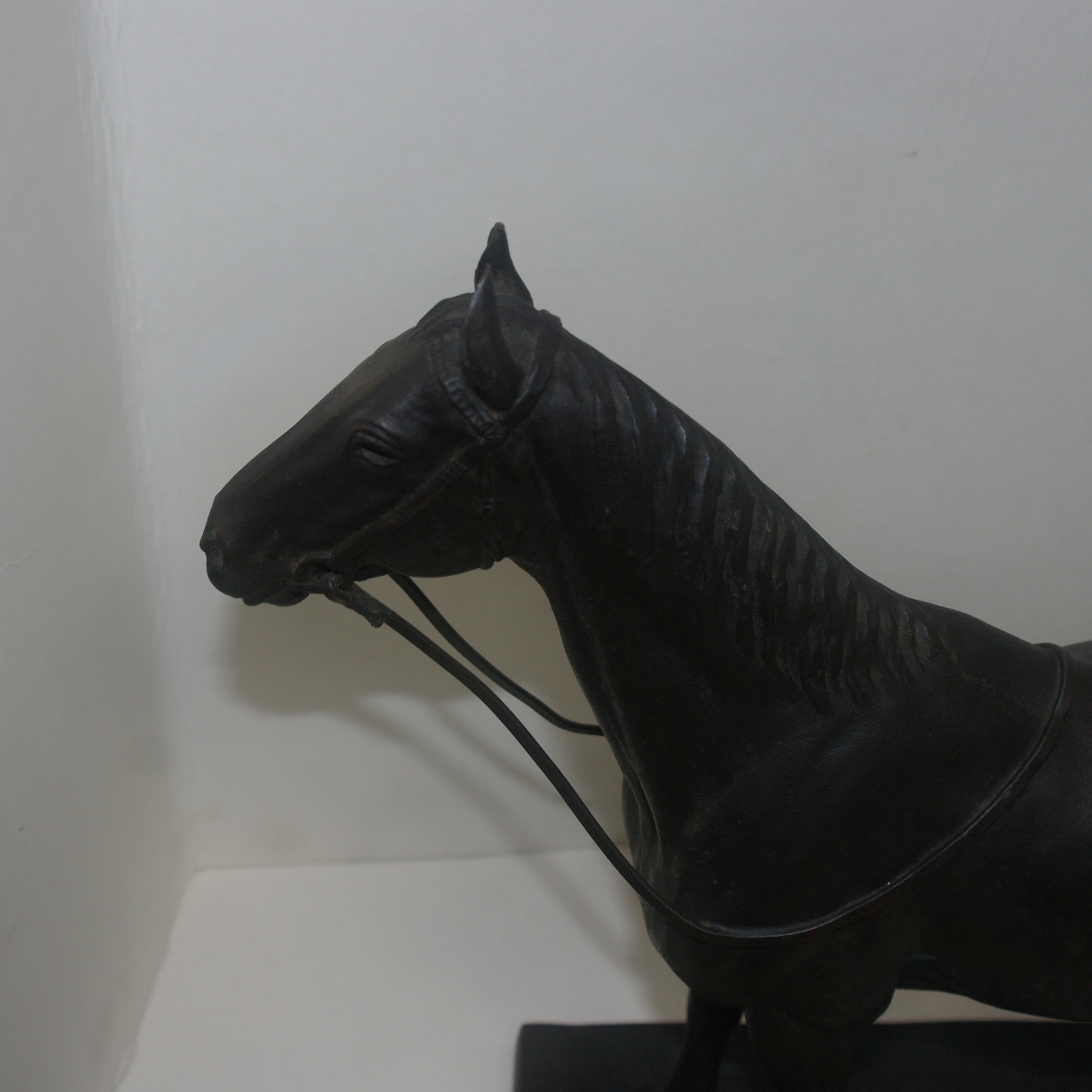 작가의 수결이 있는 청동브론즈 말 조각상