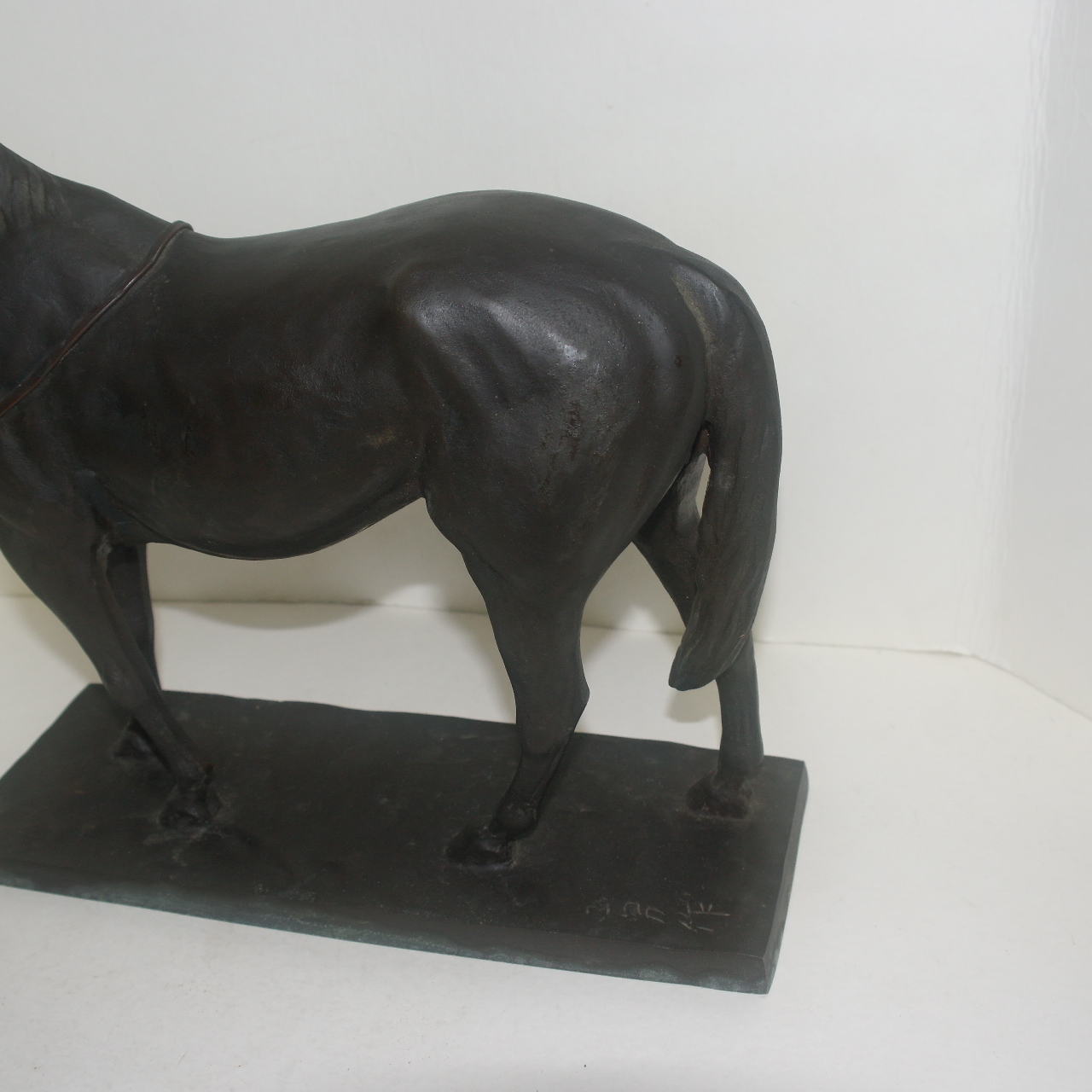 작가의 수결이 있는 청동브론즈 말 조각상