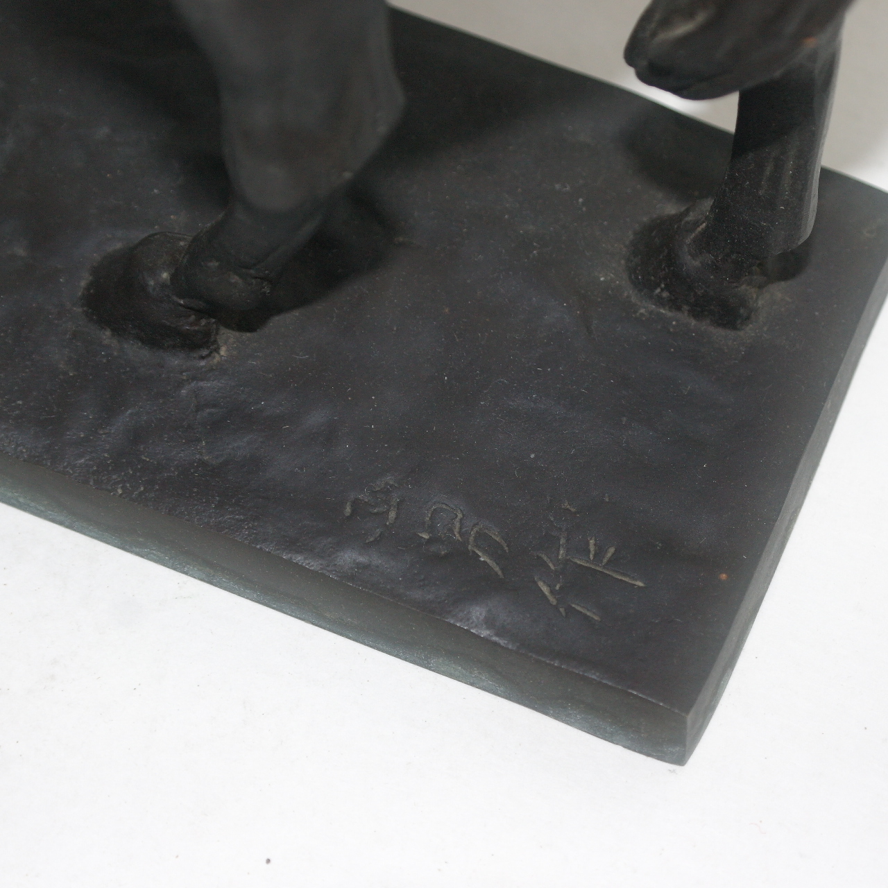 작가의 수결이 있는 청동브론즈 말 조각상