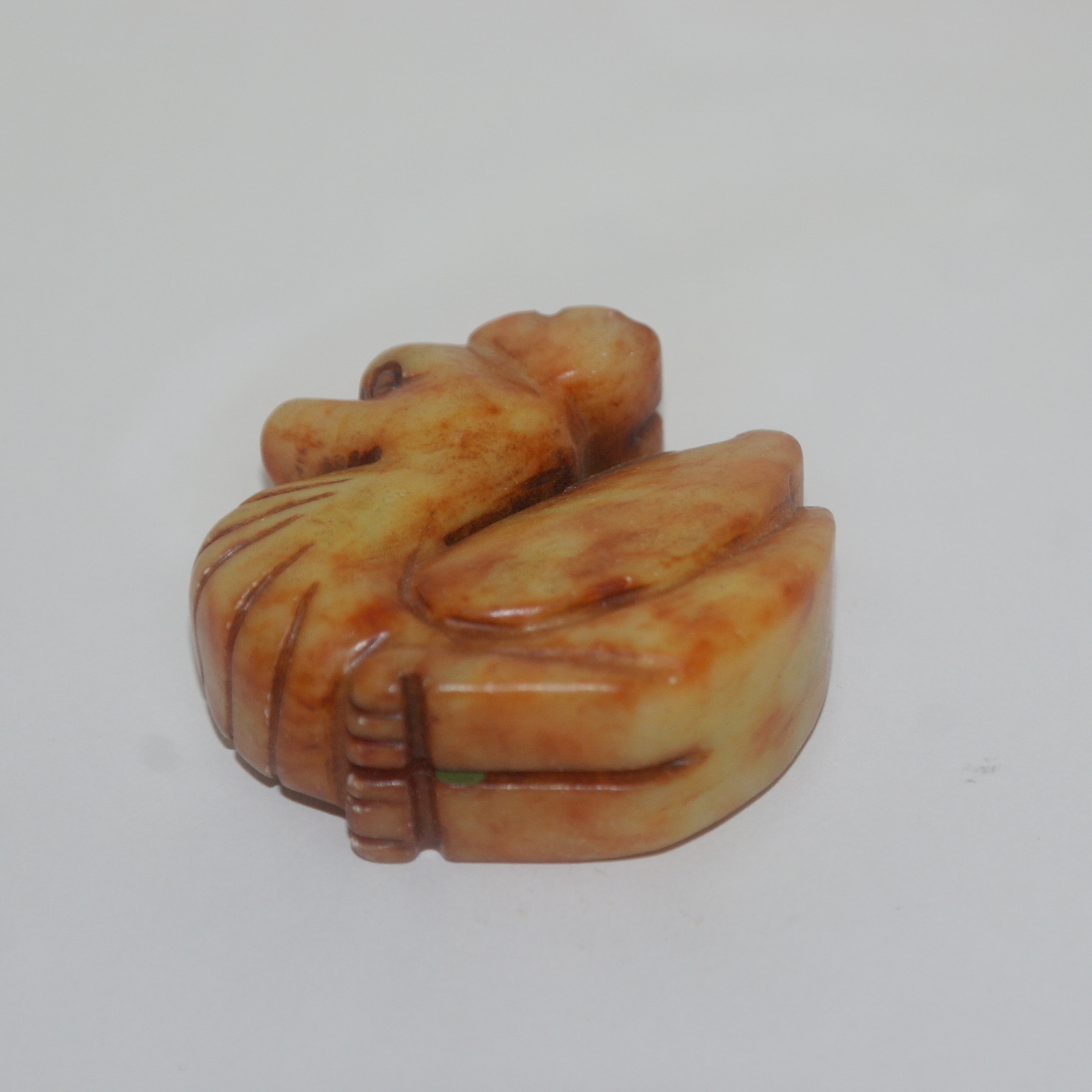 황옥돌로된 오리모양 옥조각