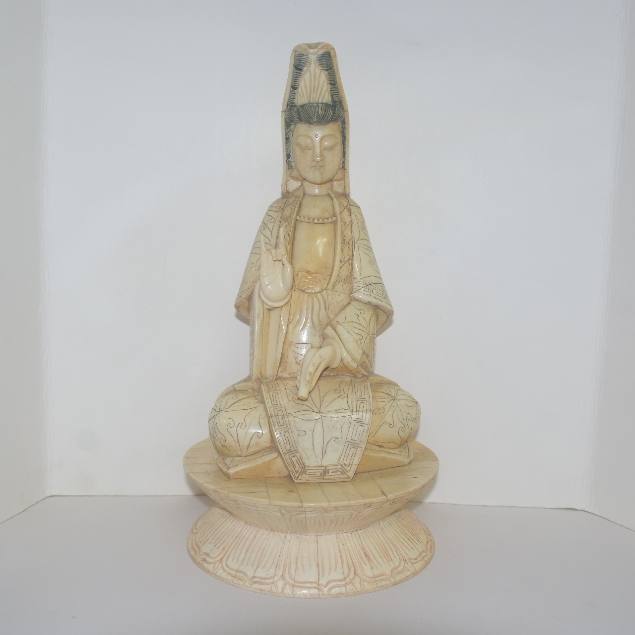 우각재질로된 관음좌불상