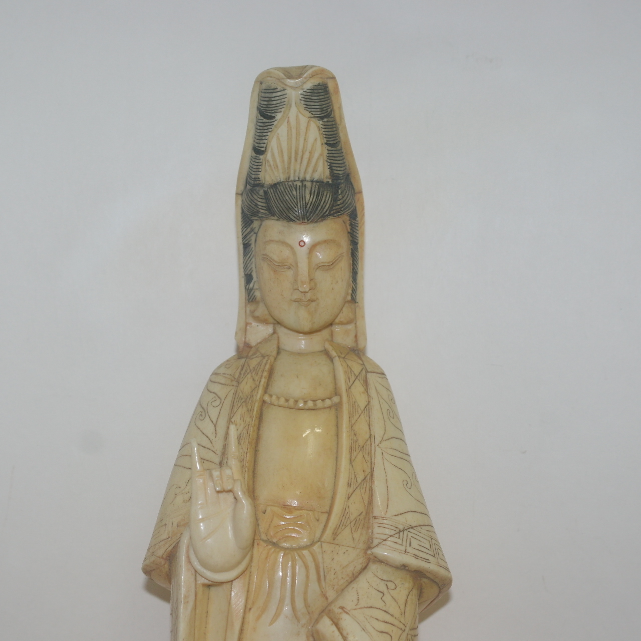 우각재질로된 관음좌불상