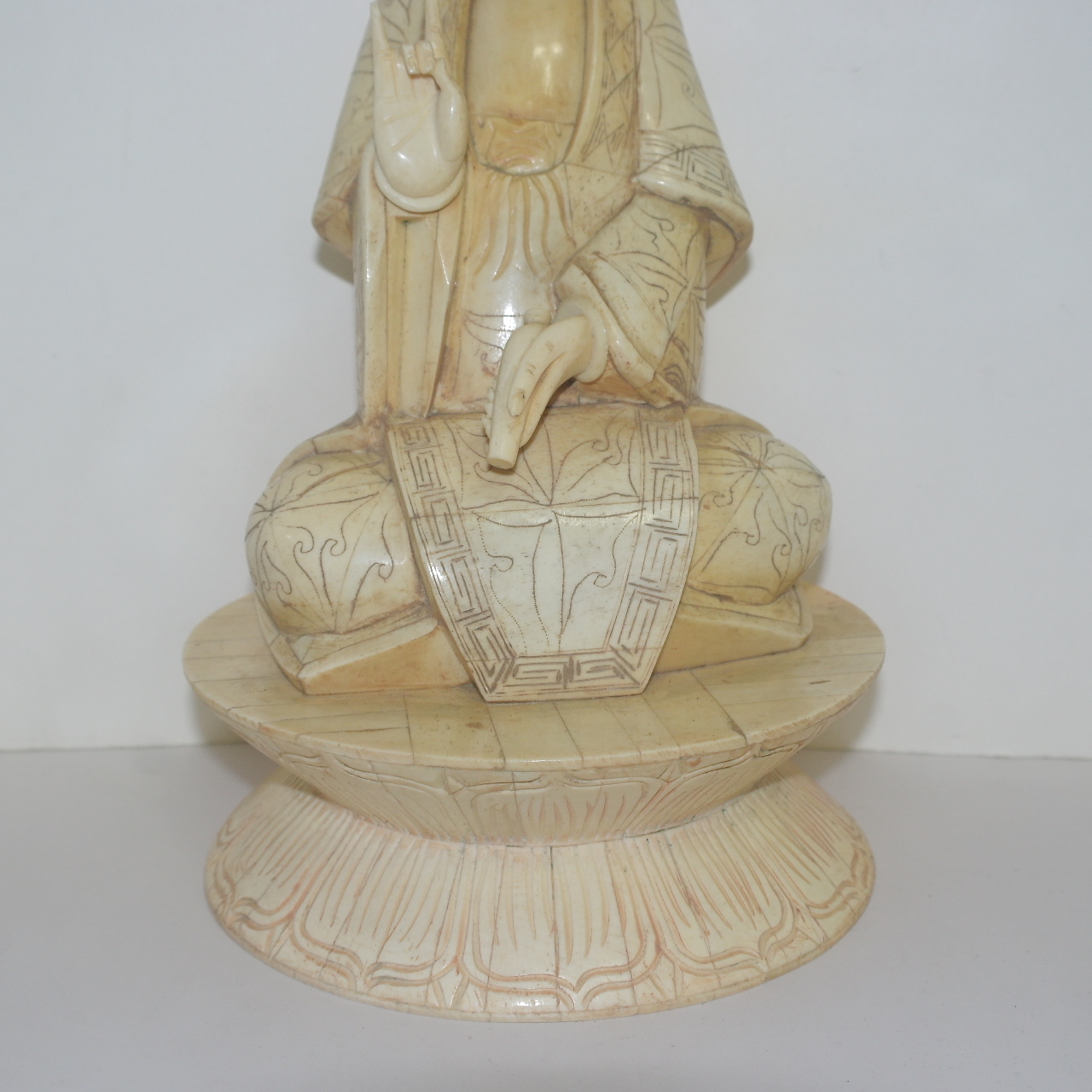 우각재질로된 관음좌불상