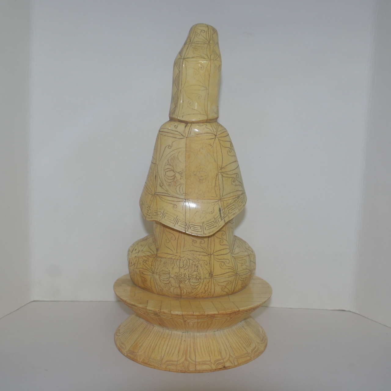 우각재질로된 관음좌불상