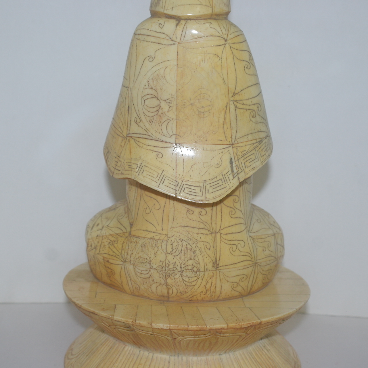 우각재질로된 관음좌불상