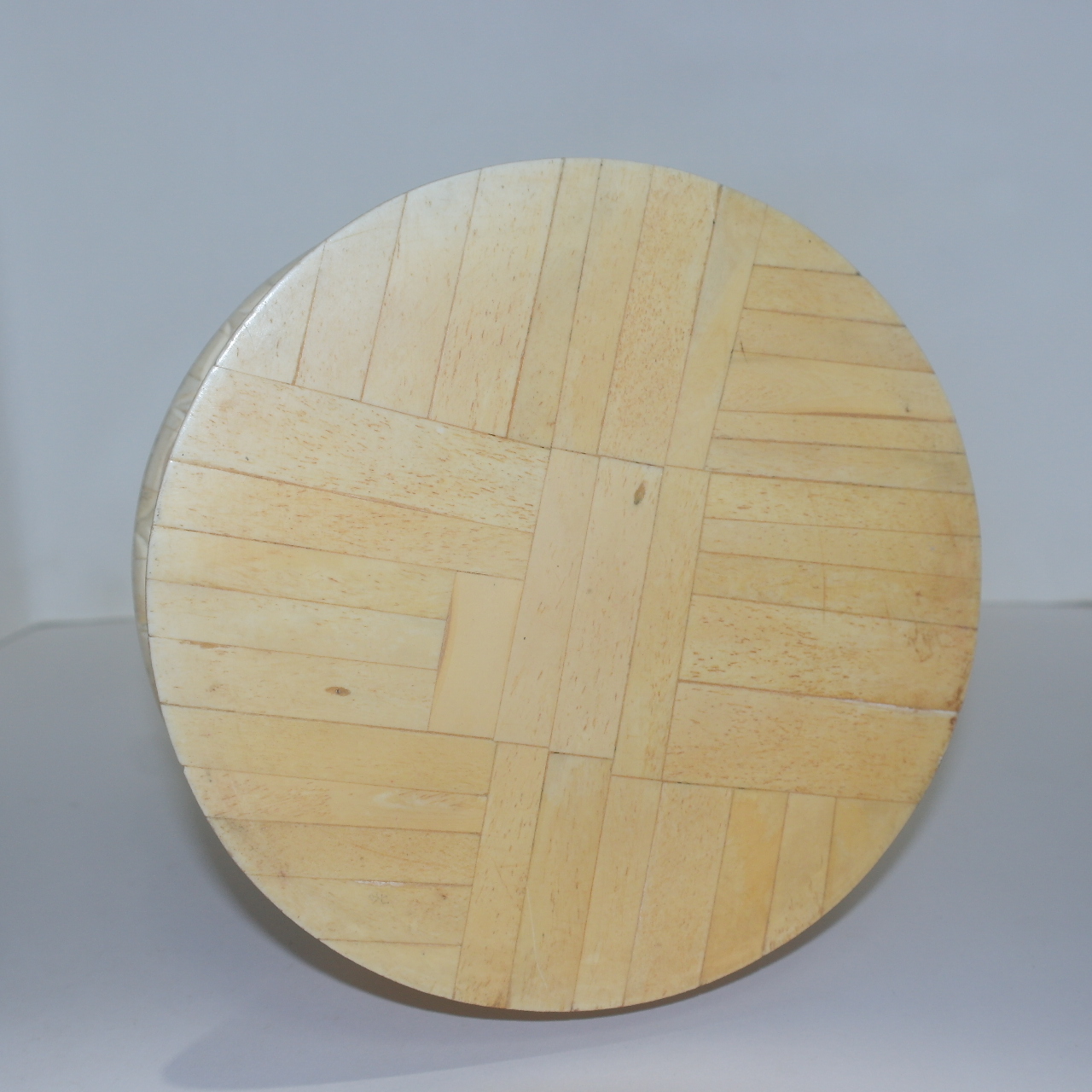 우각재질로된 관음좌불상