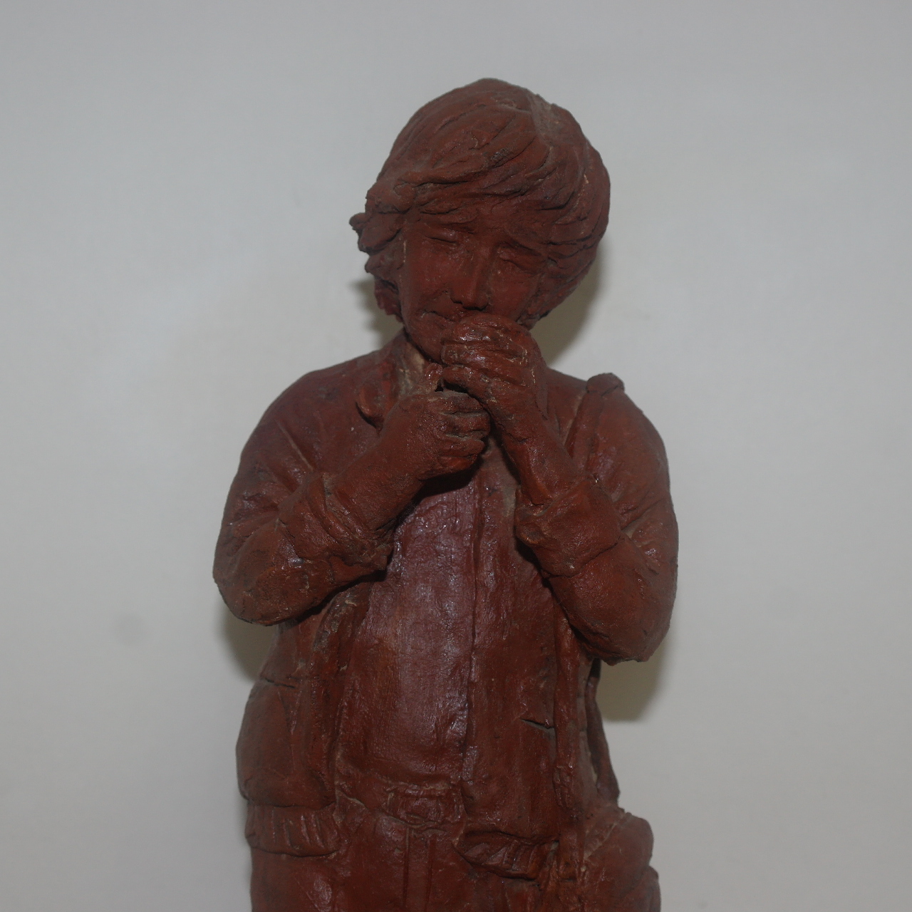 1987년 작가의 수결이 있는 담배피는 인물 도자기조각상