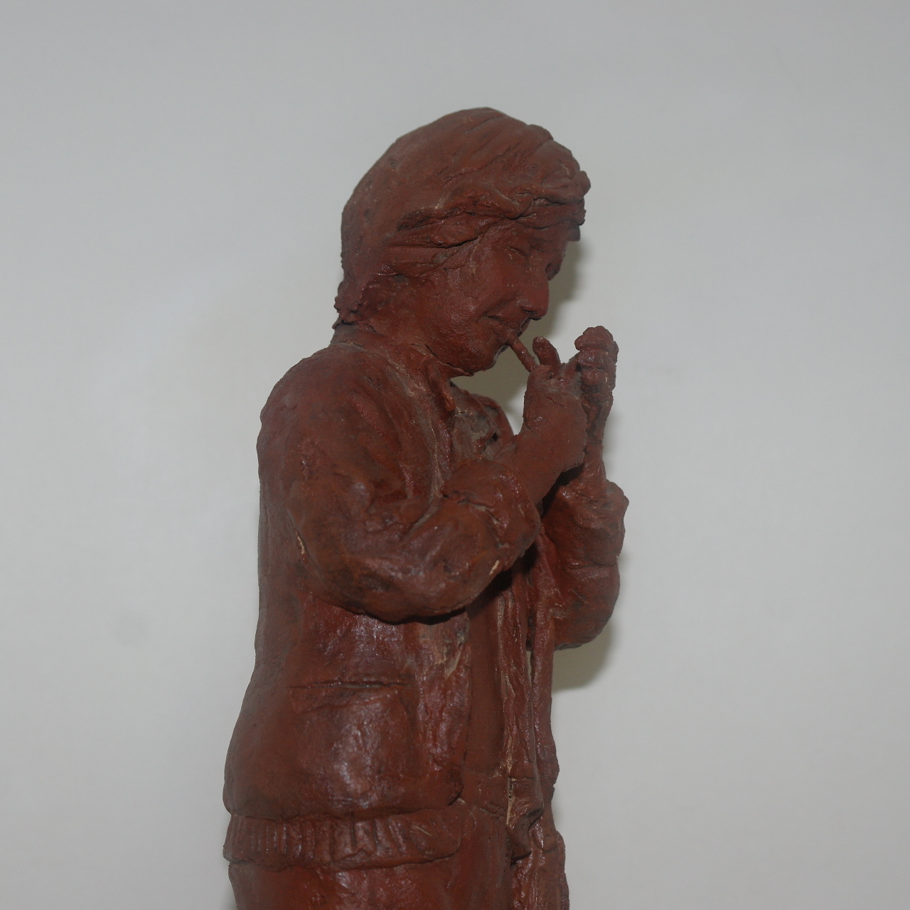 1987년 작가의 수결이 있는 담배피는 인물 도자기조각상