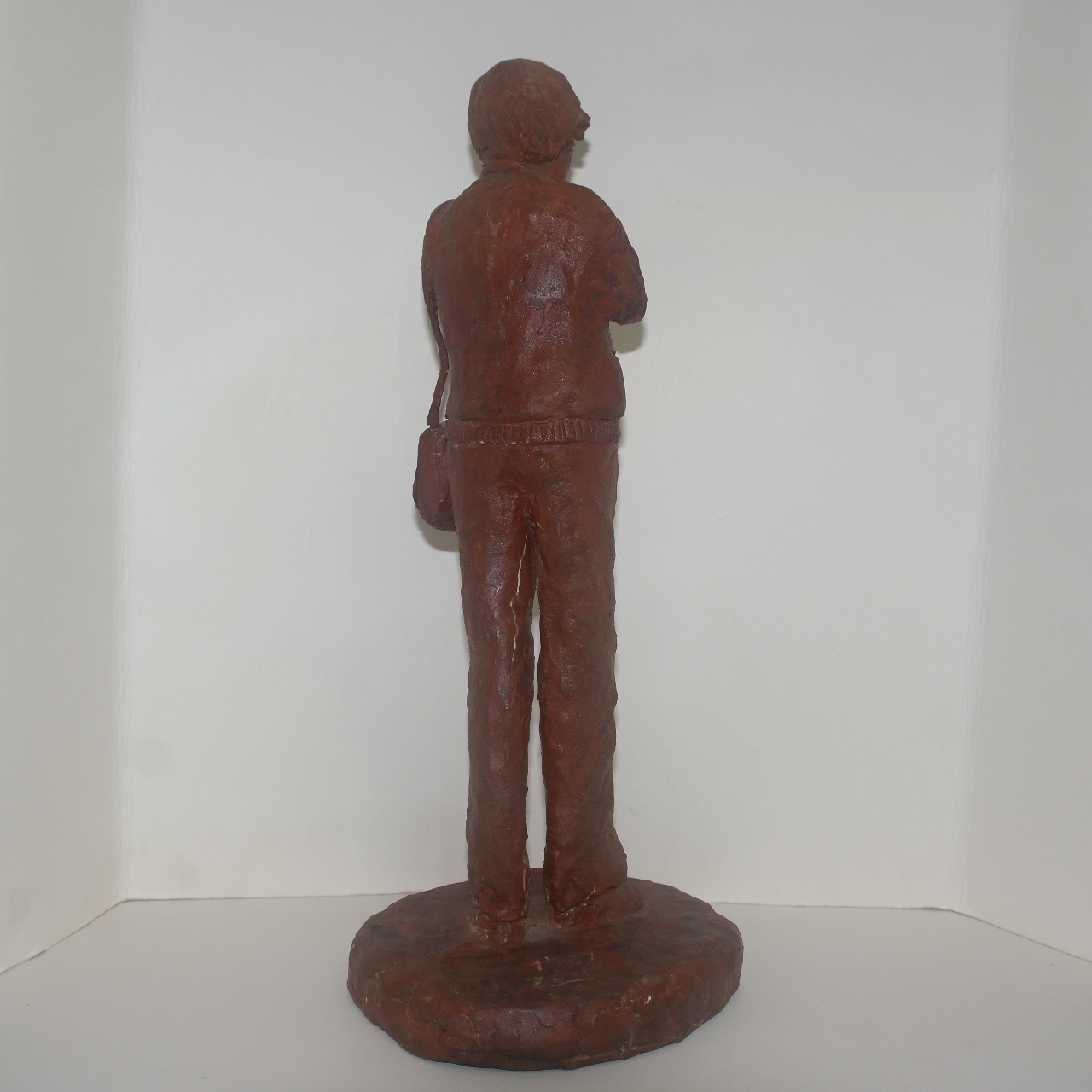 1987년 작가의 수결이 있는 담배피는 인물 도자기조각상