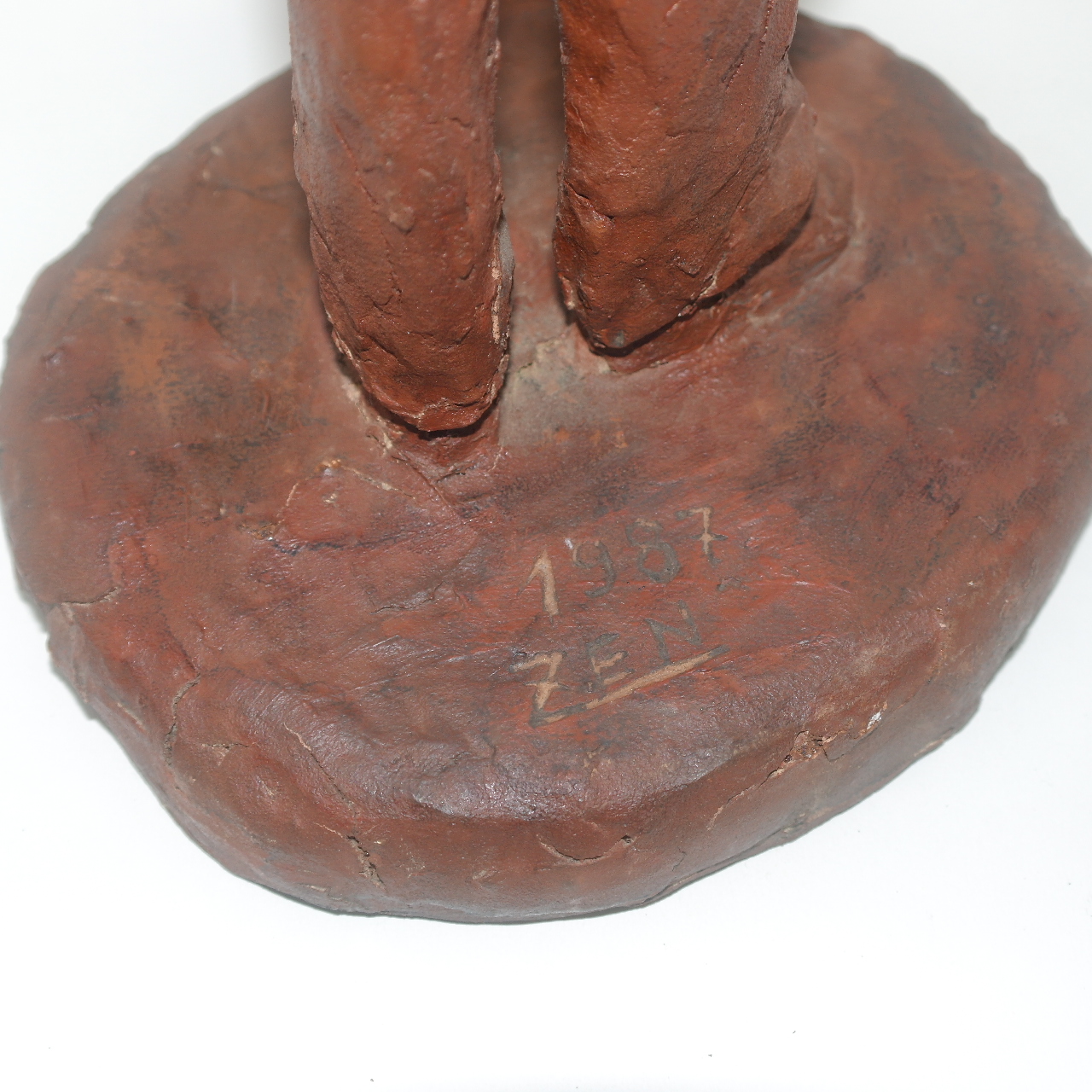 1987년 작가의 수결이 있는 담배피는 인물 도자기조각상