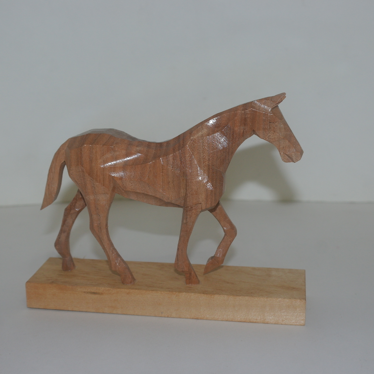 나무로 조각한 말 조각상