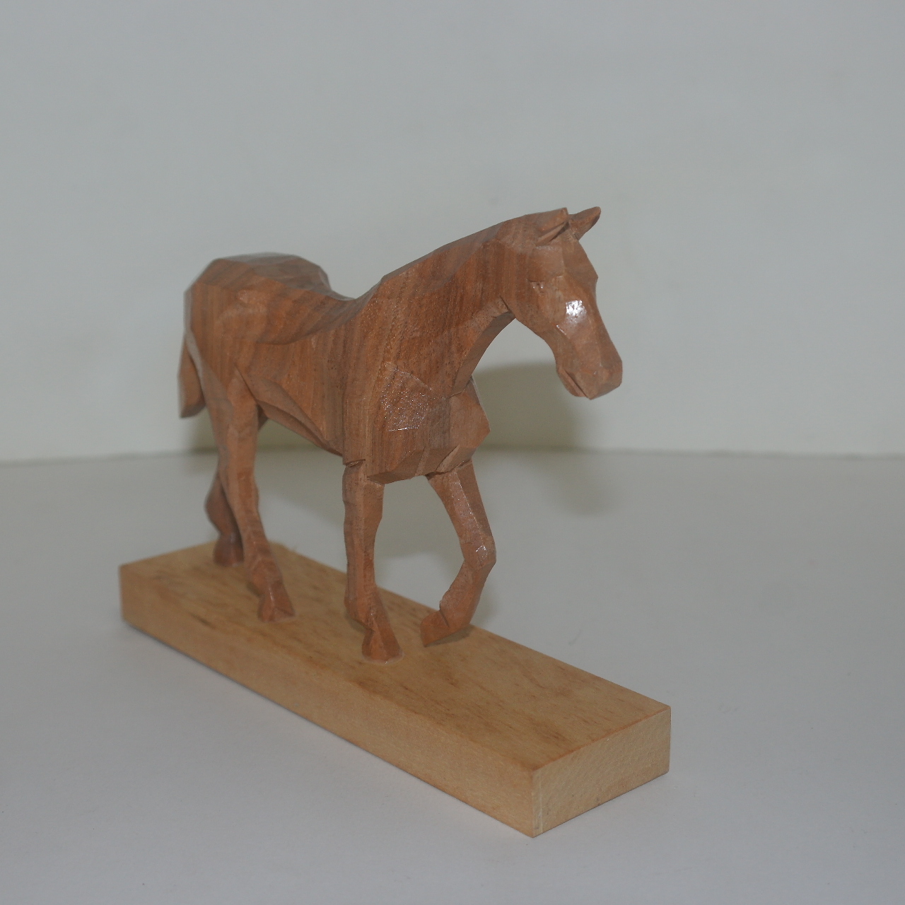 나무로 조각한 말 조각상