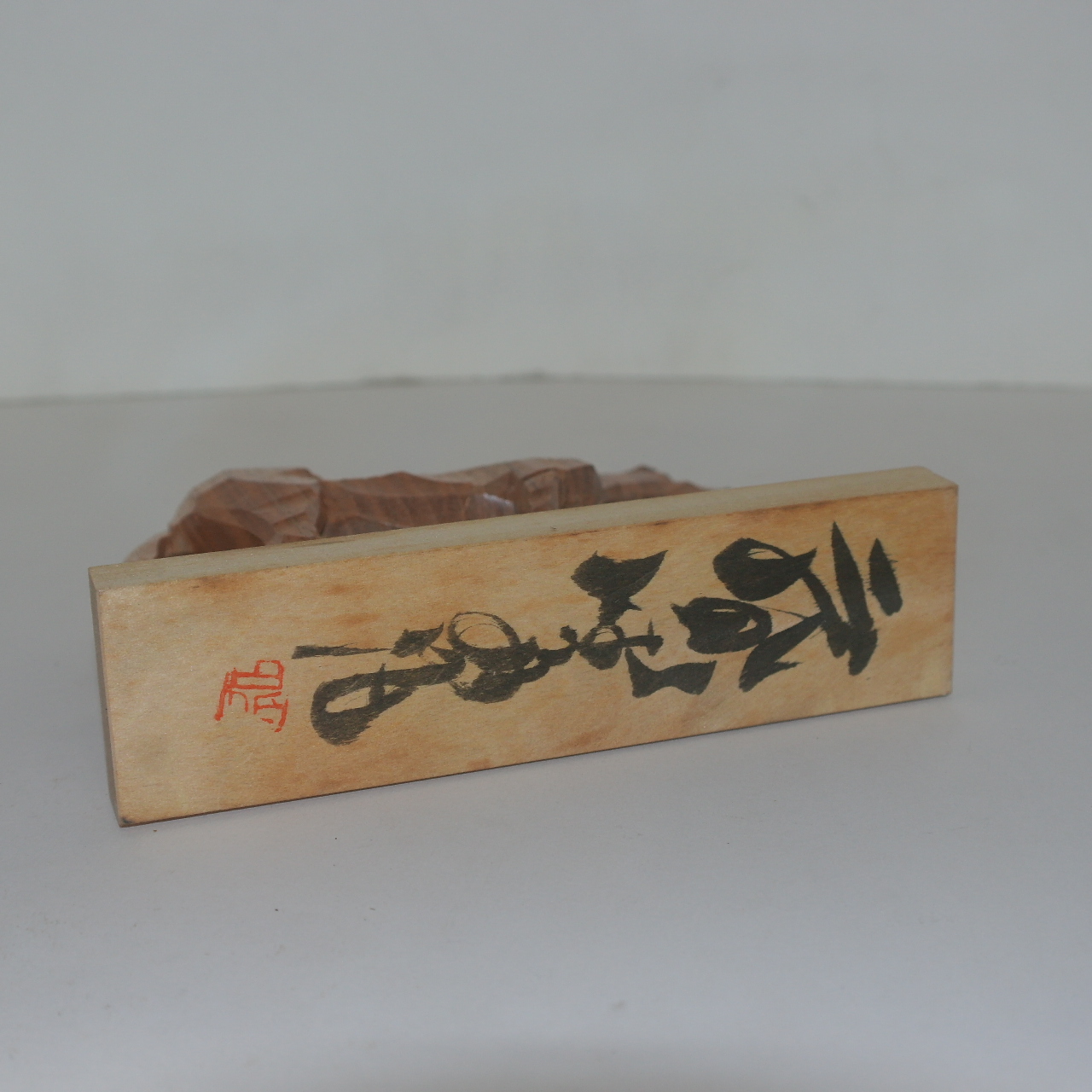 나무로 조각한 말 조각상