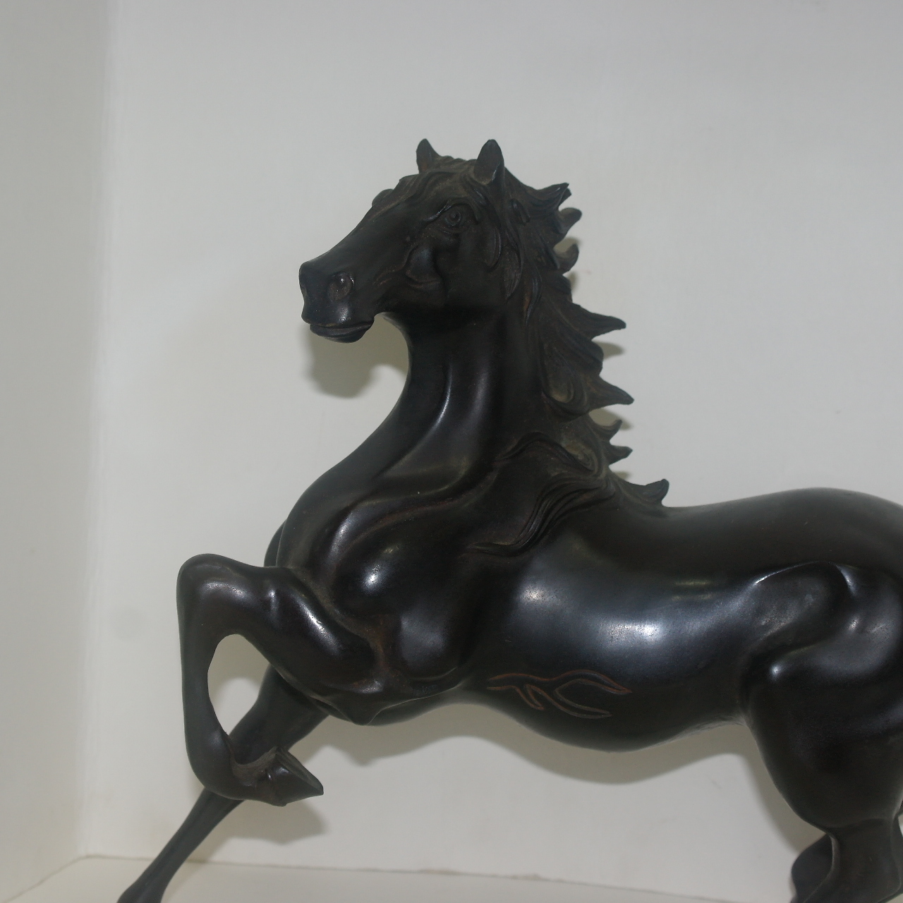 작가의 수결이 있는 청동통으로된 말 조각상