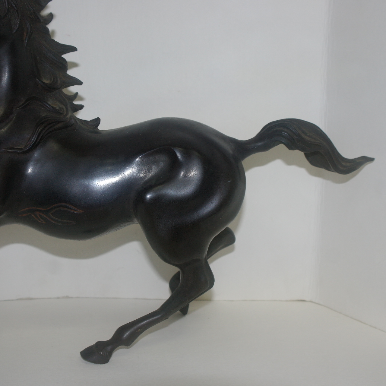 작가의 수결이 있는 청동통으로된 말 조각상