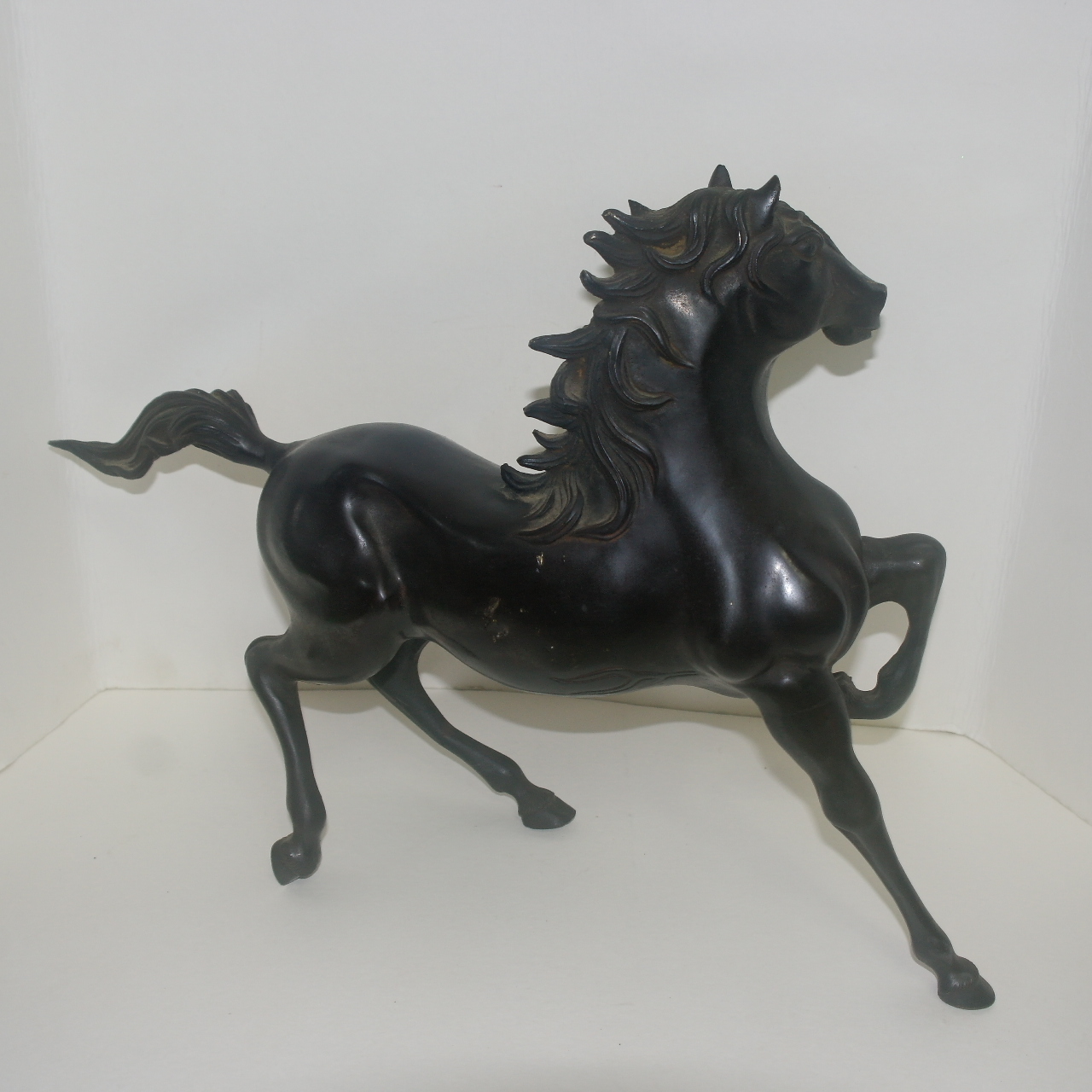 작가의 수결이 있는 청동통으로된 말 조각상