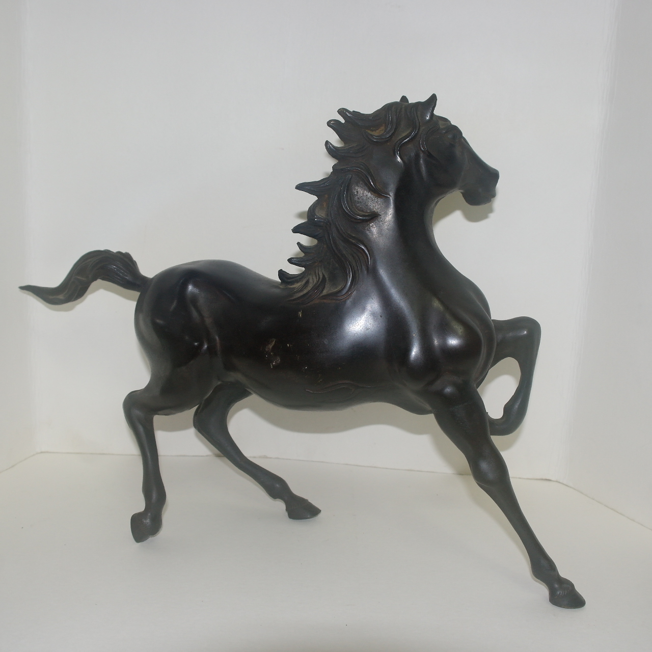 작가의 수결이 있는 청동통으로된 말 조각상