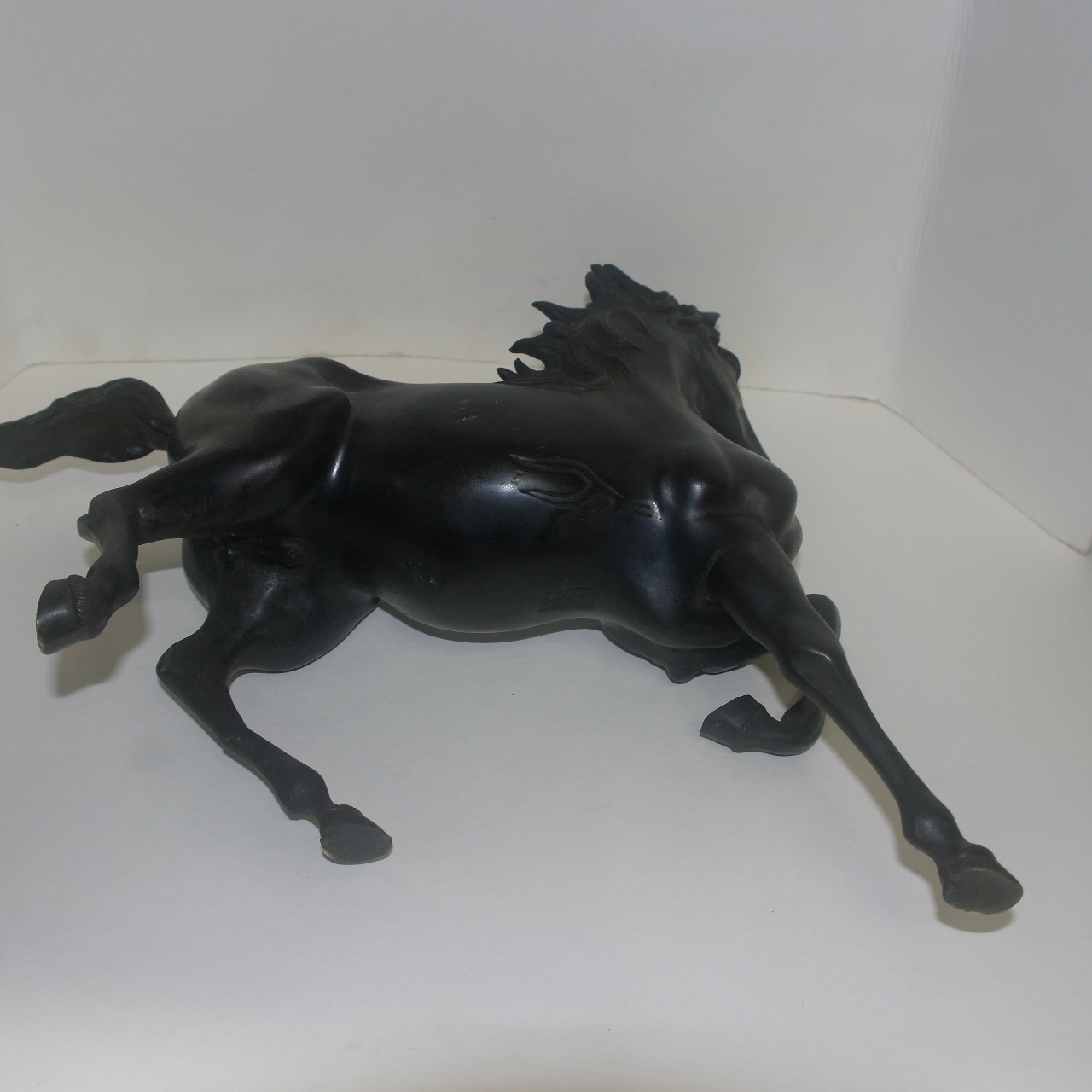 작가의 수결이 있는 청동통으로된 말 조각상