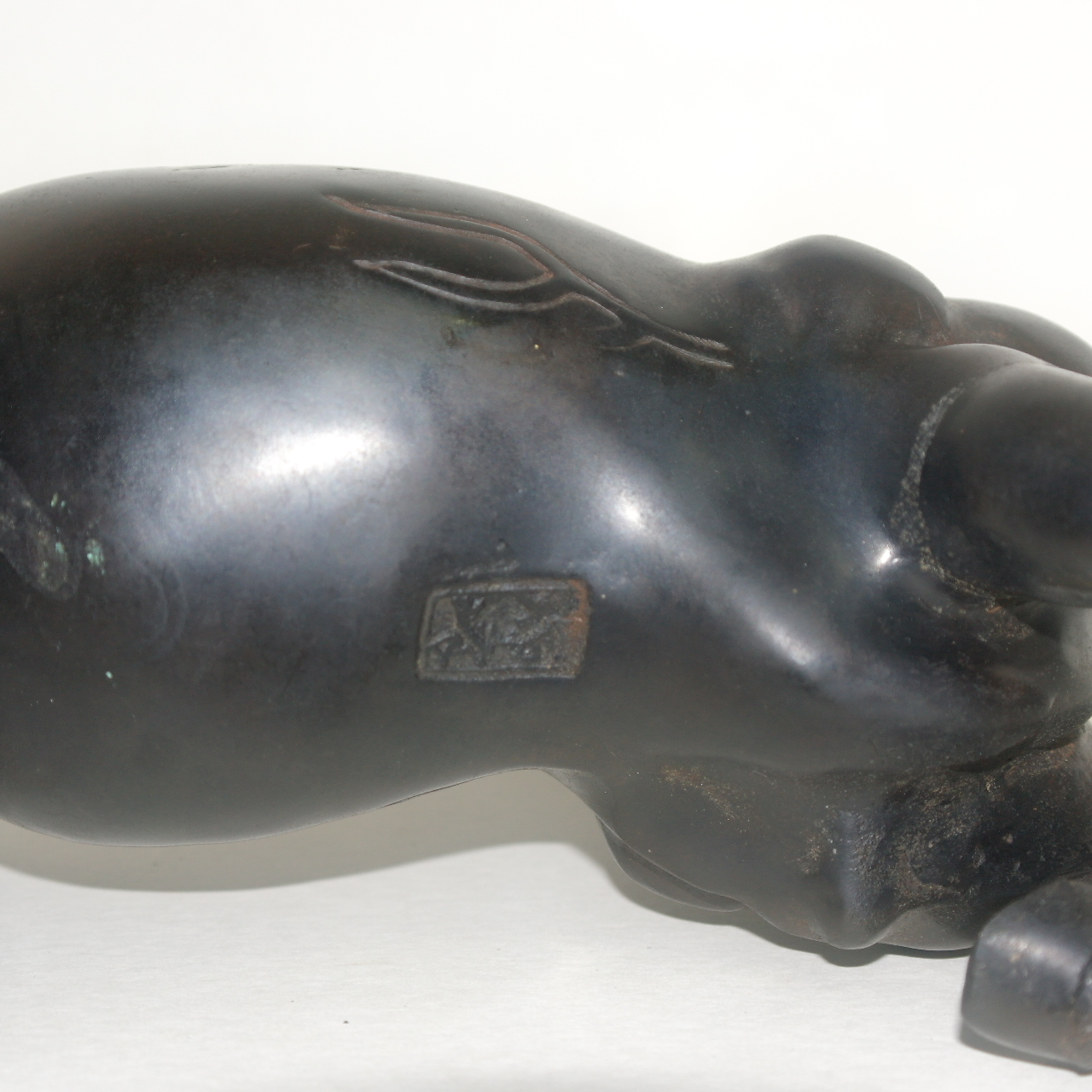 작가의 수결이 있는 청동통으로된 말 조각상