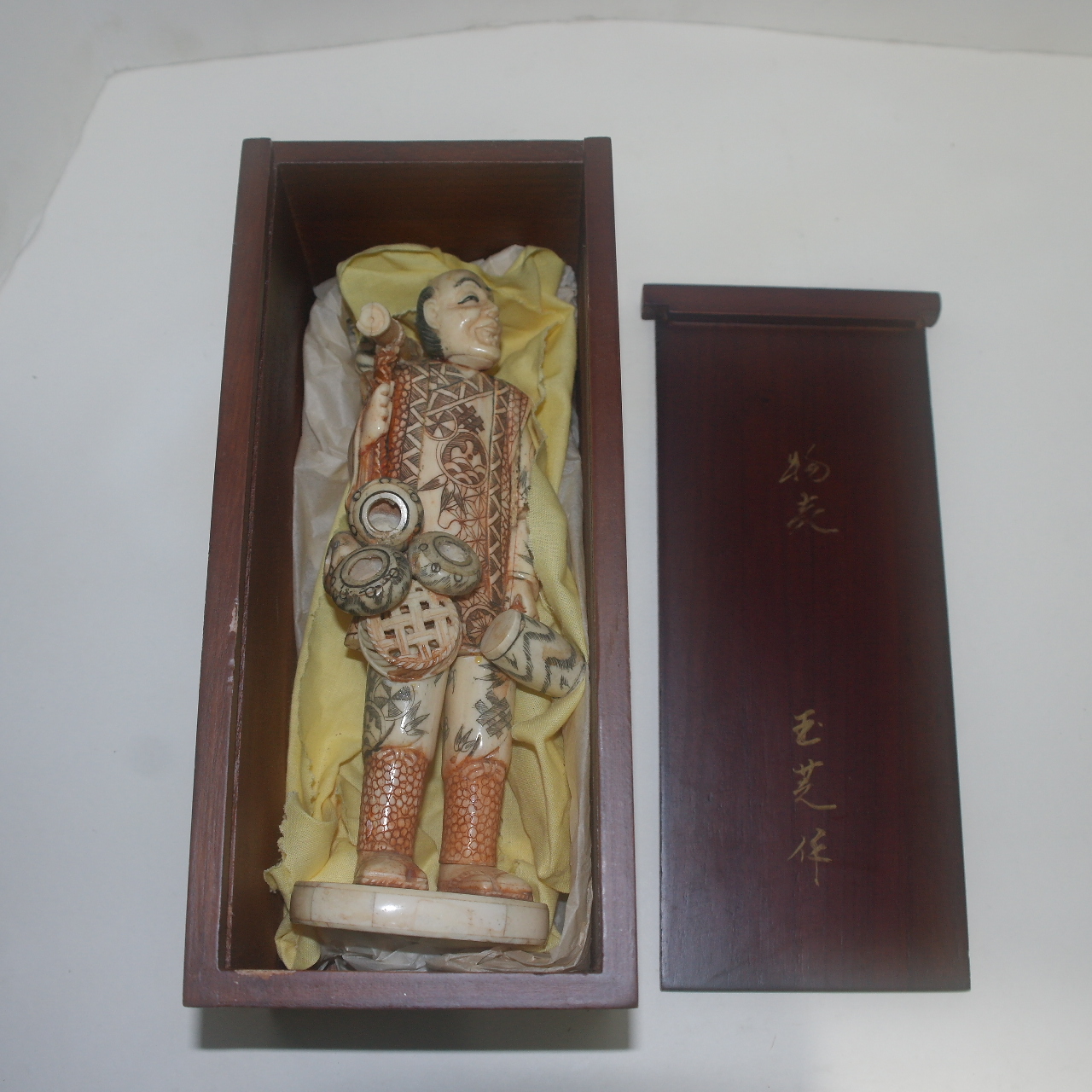 작가의 수결이 있는 상아재질로된 인물조각상