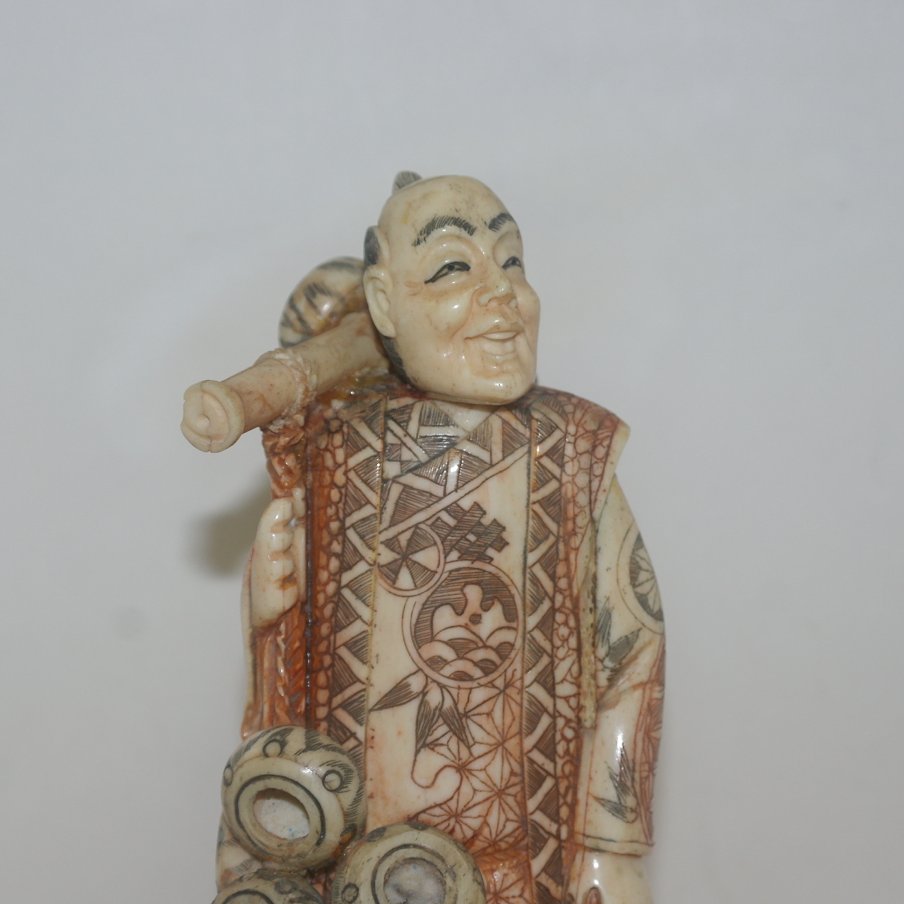 작가의 수결이 있는 상아재질로된 인물조각상