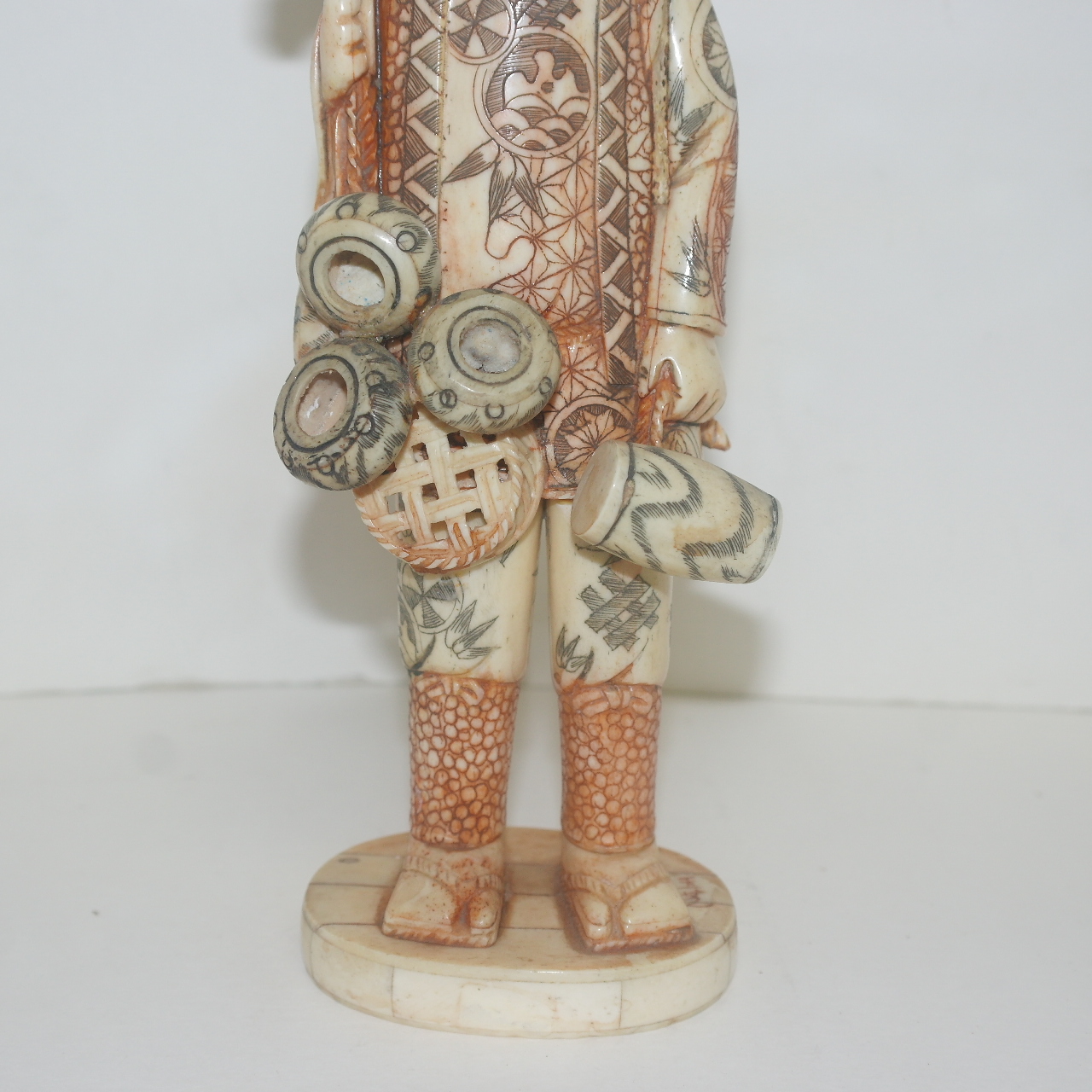 작가의 수결이 있는 상아재질로된 인물조각상