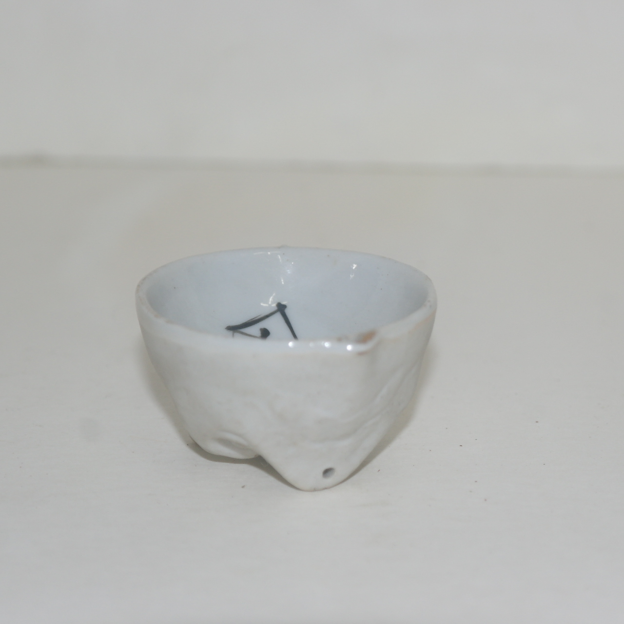 연대가좋은 백자 귀면 피리잔