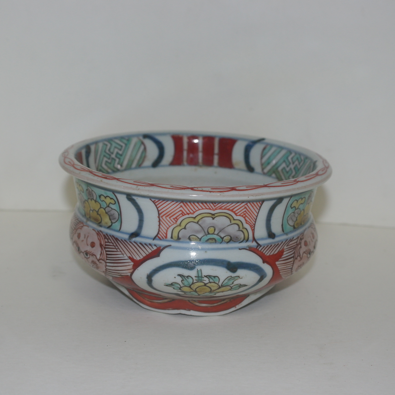 연대가좋은 진사백자화문귀면 삼족향로