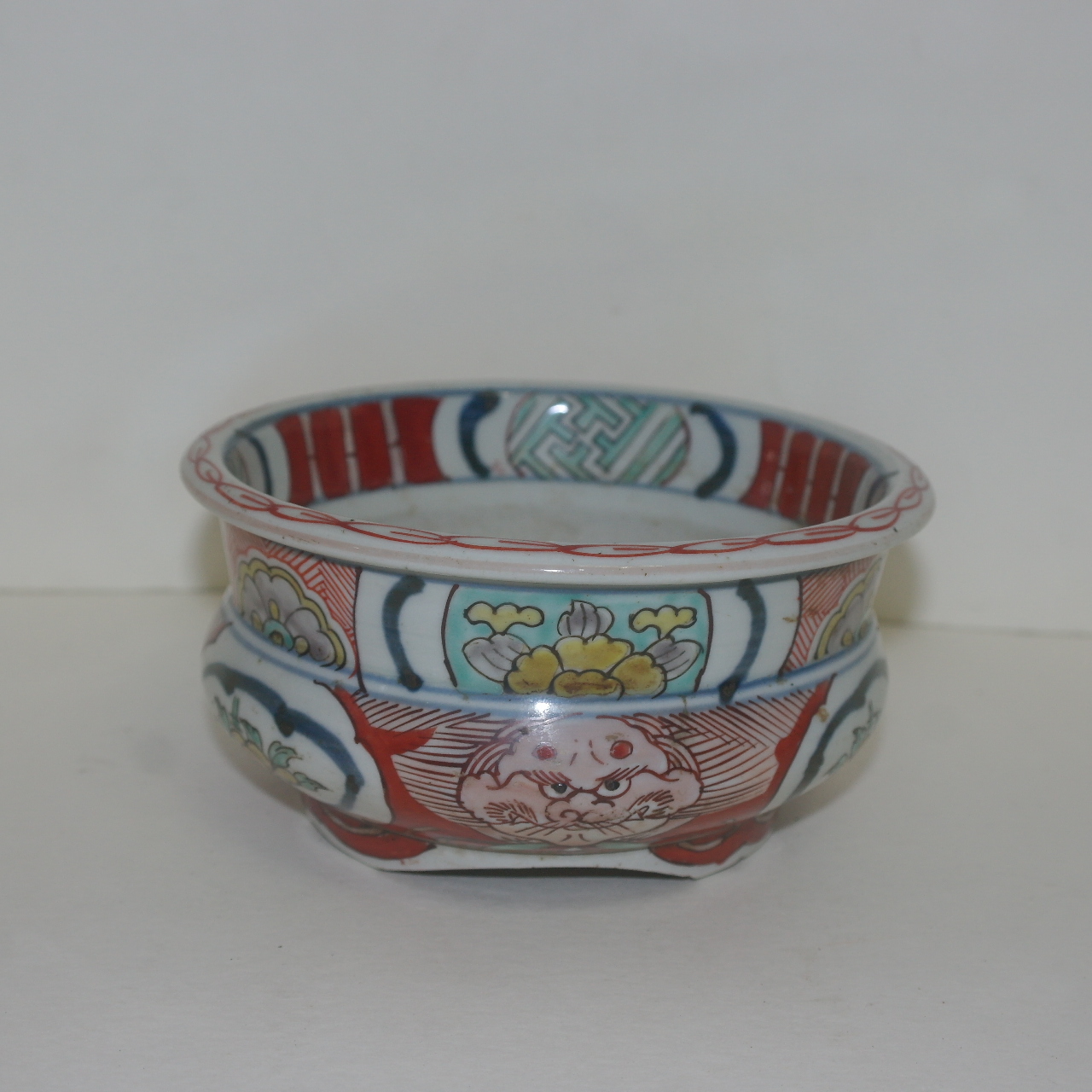 연대가좋은 진사백자화문귀면 삼족향로