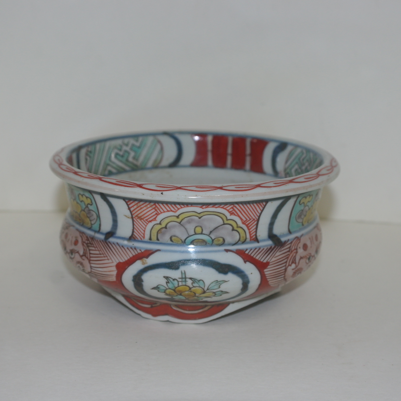 연대가좋은 진사백자화문귀면 삼족향로