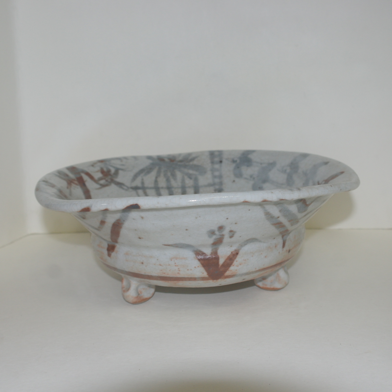 대형크기의 분청자 철화초화문 삼족대완